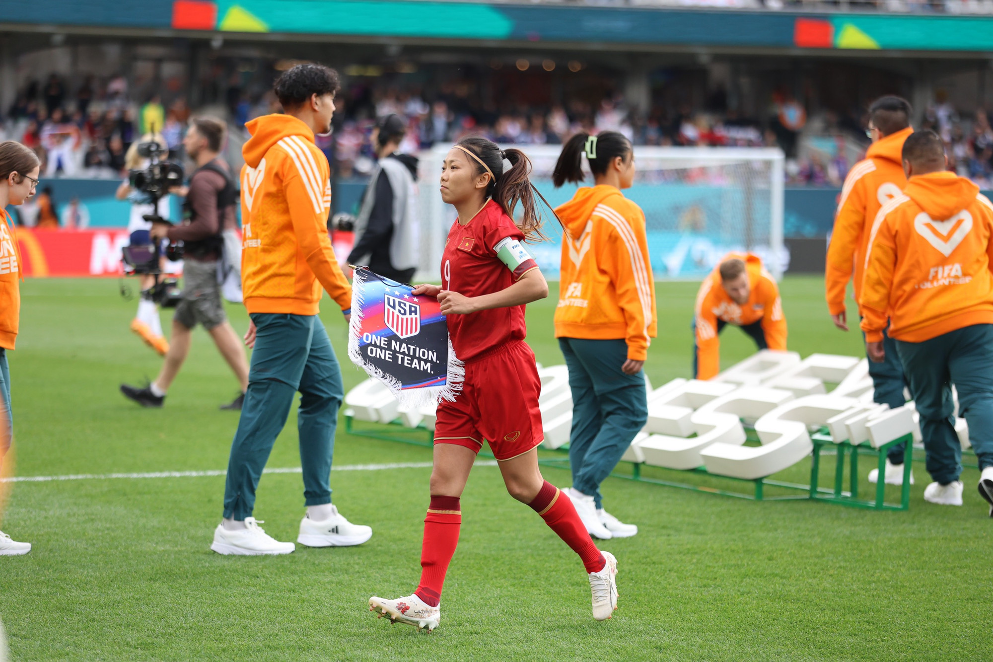 Đội trưởng Huỳnh Như trở về cùng các đồng đội, sẵn sàng bước vào trận đấu đầy thử thách.