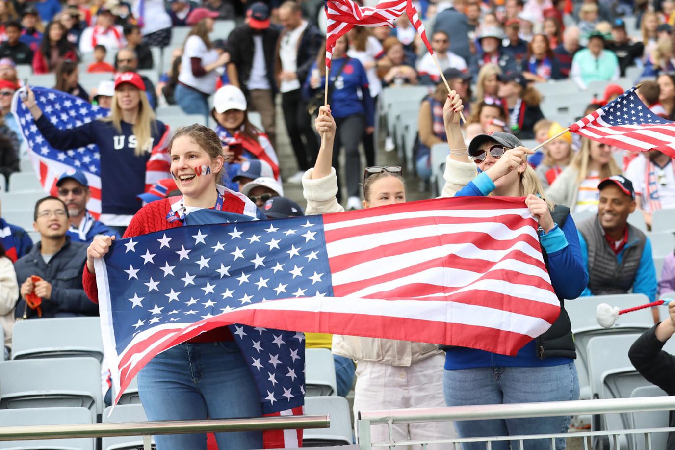 Niềm tự hào của cổ động viên Mỹ khi họ đang là đội bóng đá nữ mạnh nhất thế giới. (Ảnh: Đức Đồng) Niềm tự hào của cổ động viên Mỹ khi họ đang là đội bóng đá nữ mạnh nhất thế giới. (Ảnh: Đức Đồng)