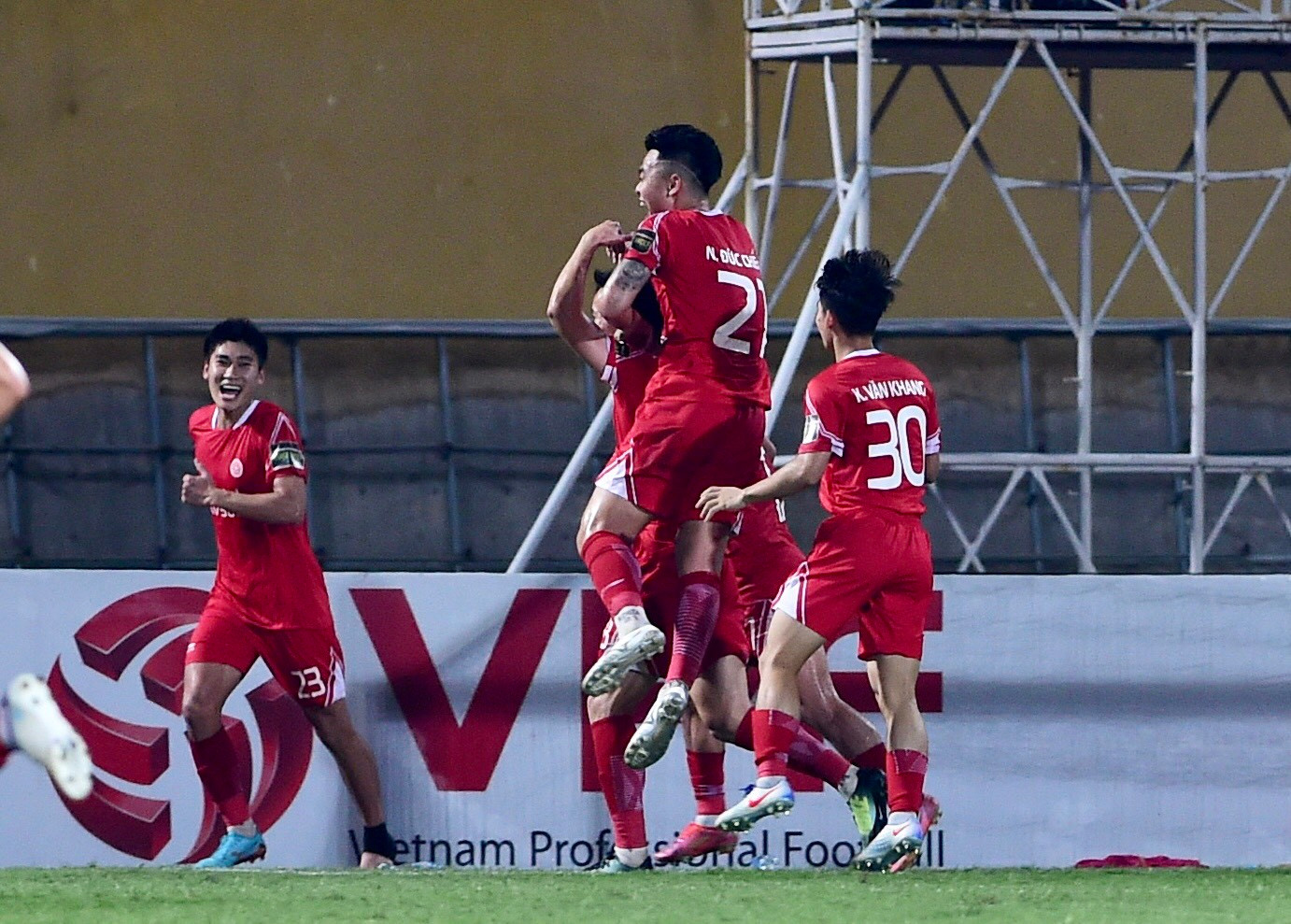 Niềm vui chiến thắng 2-1 chung cuộc của Viettel.