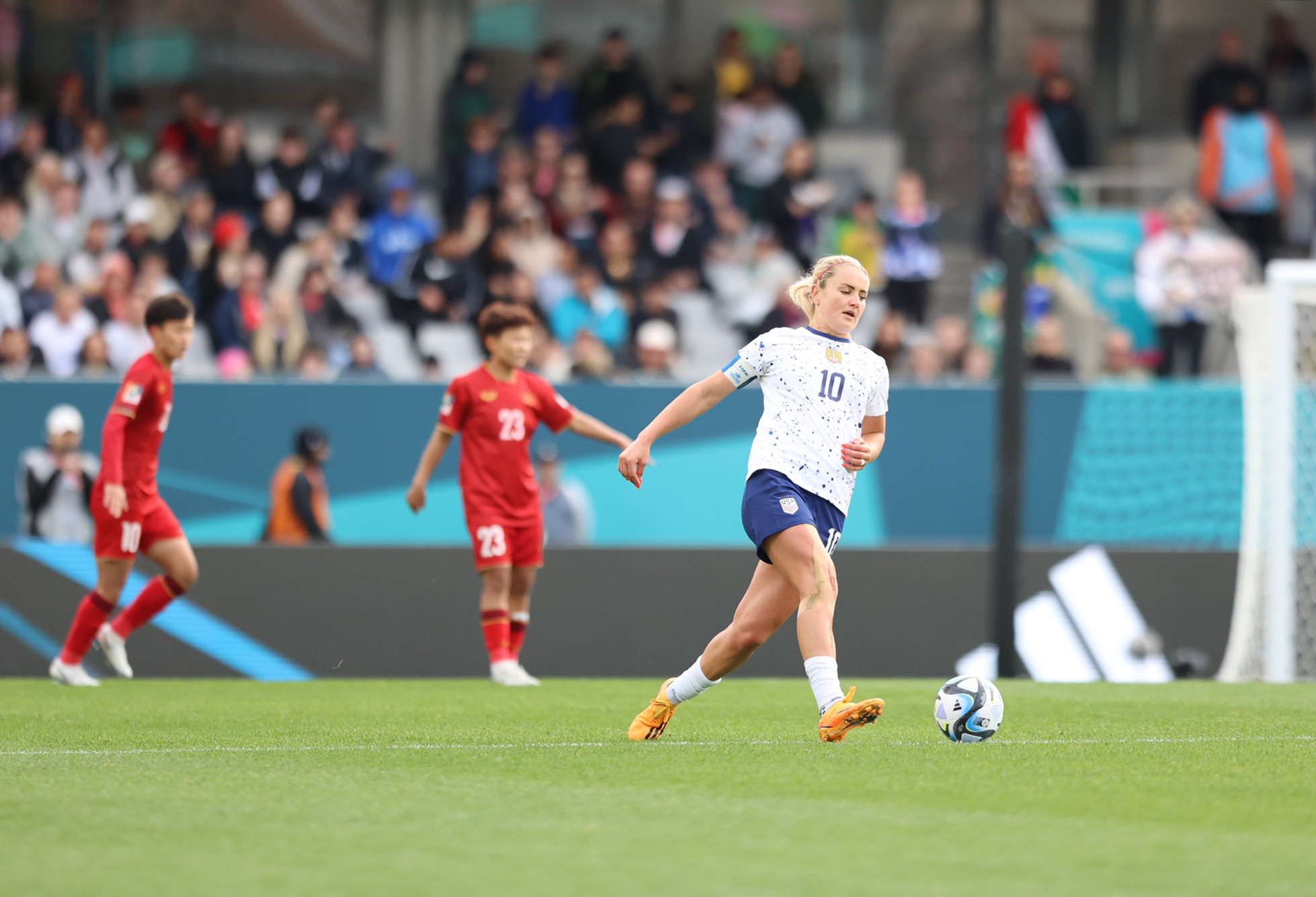 Về cuối hiệp 1, đội tuyển nữ Mỹ có thêm 1 bàn thắng. Sau đó, đội trưởng Horan nâng tỷ số lên 3-0 sau tình huống thiếu quan sát của Chương Thị Kiều.