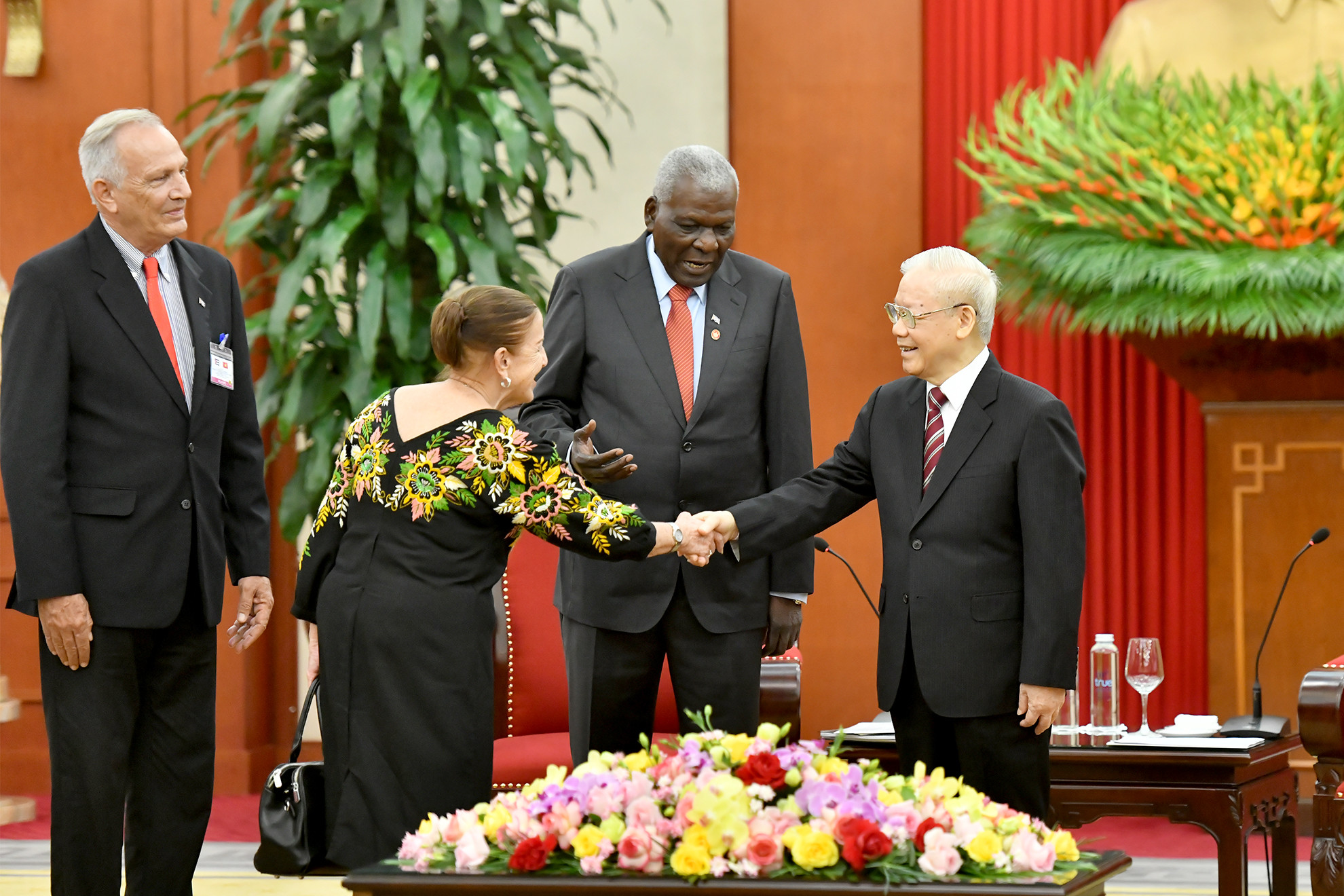 Đồng chí Esteban Lazo Hernandez giới thiệu các đại biểu Cuba với Tổng Bí thư Nguyễn Phú Trọng.