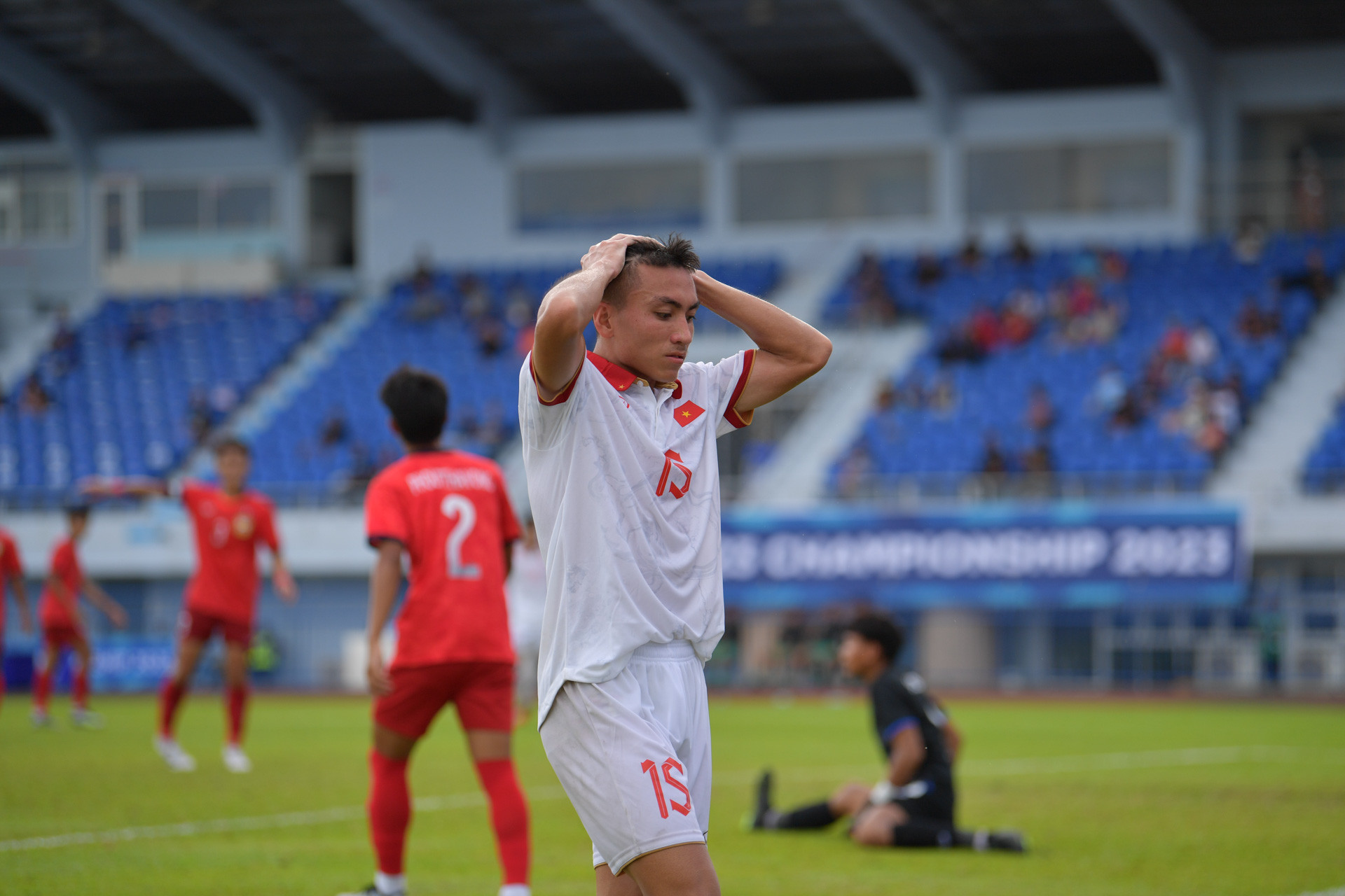 Các cầu thủ U23 Việt Nam gặp bế tắc trong khoảng thời gian đầu hiệp 2.