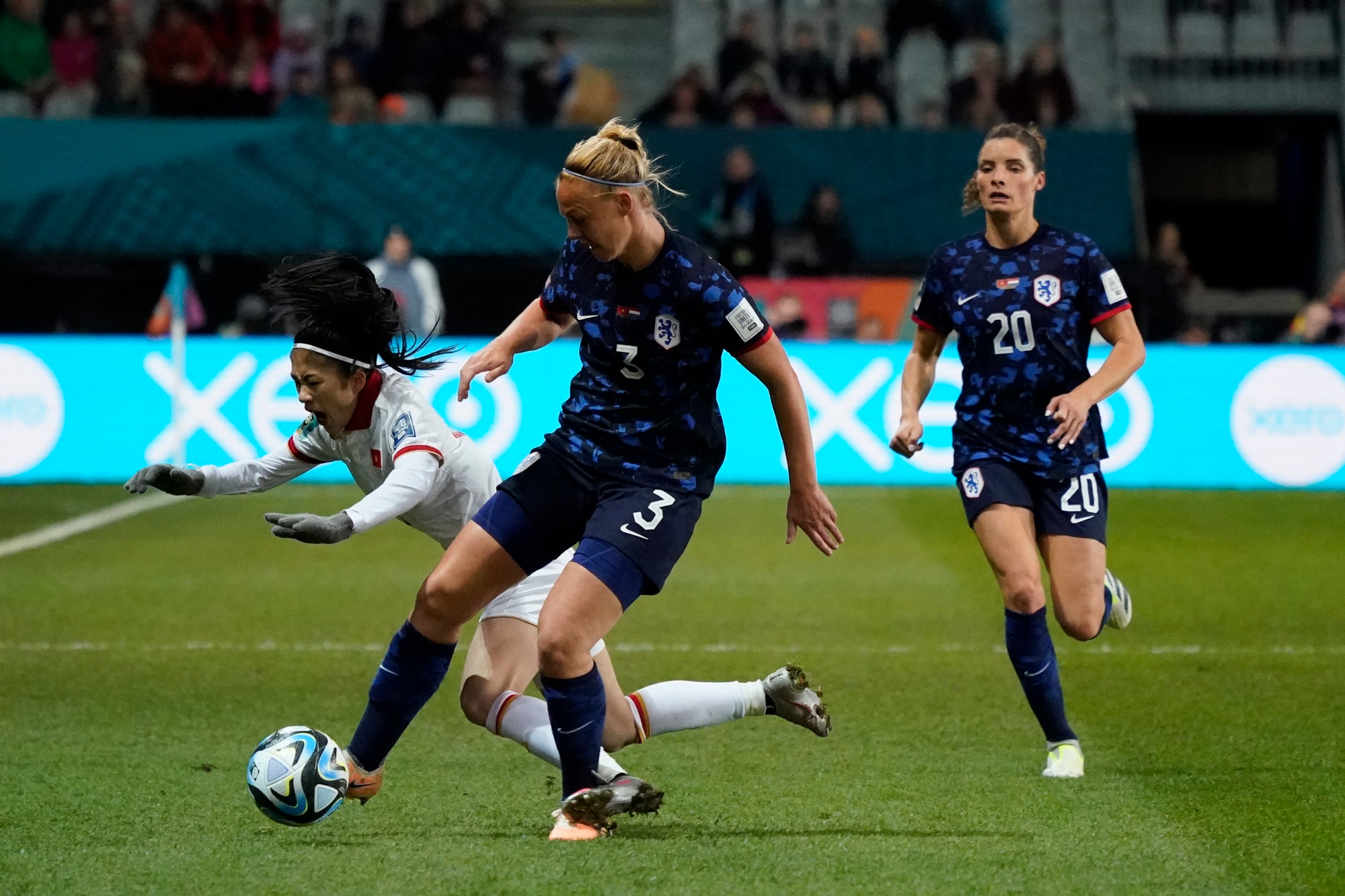 Từ quả phạt của Hà Lan, hậu vệ Gragt đánh đầu trong thế trống trải, đưa bóng về cột hai cho Jill Roord lao vào đệm tới lưới trống, nâng tỷ số lên 7-0. Từ quả phạt của Hà Lan, hậu vệ Gragt đánh đầu trong thế trống trải, đưa bóng về cột hai cho Jill Roord lao vào đệm tới lưới trống, nâng tỷ số lên 7-0.