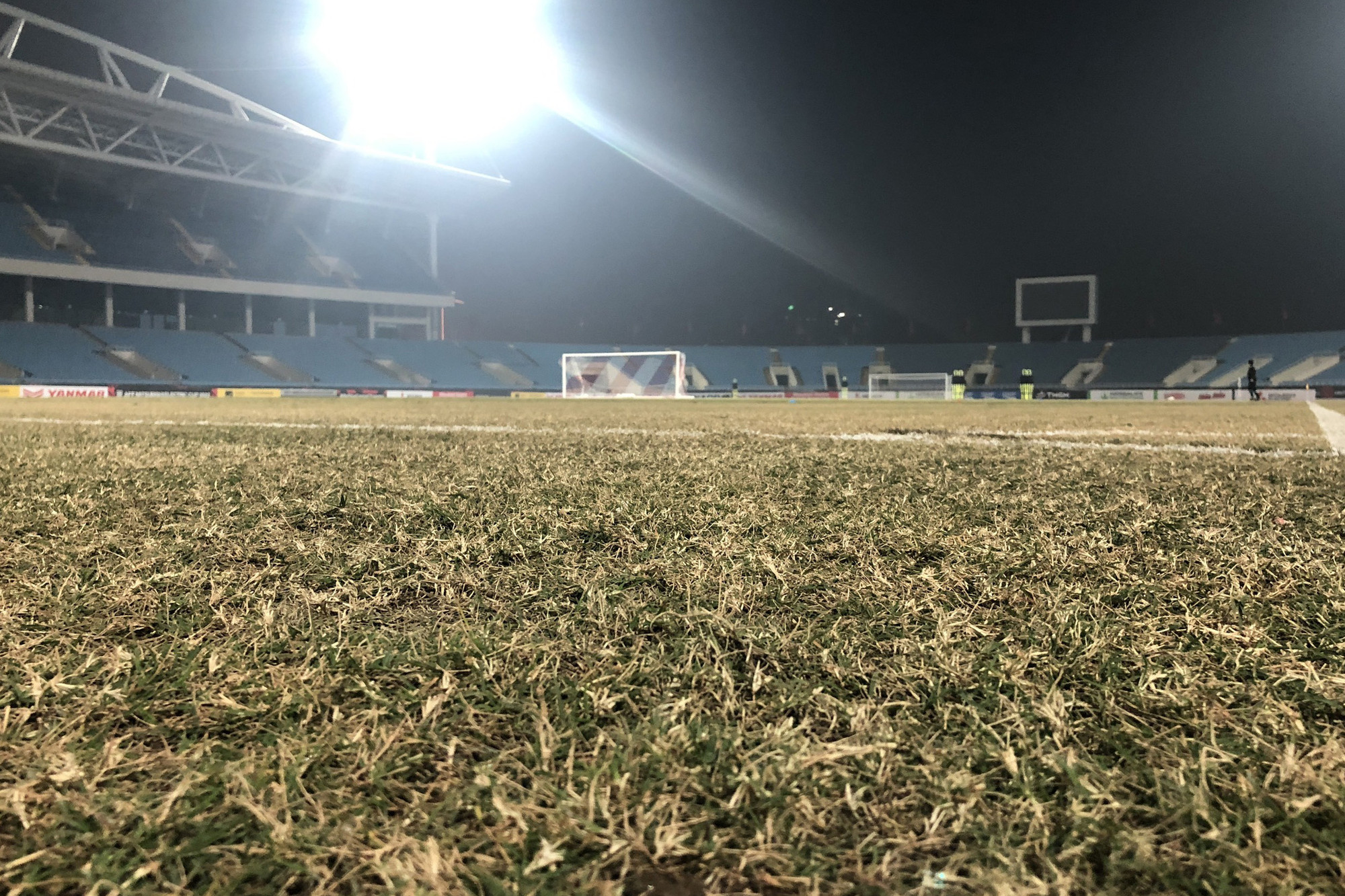 Mặt cỏ sân Mỹ Đình trước trận gặp Malaysia ở vòng bảng AFF Cup 2022. (Ảnh: CTV)
