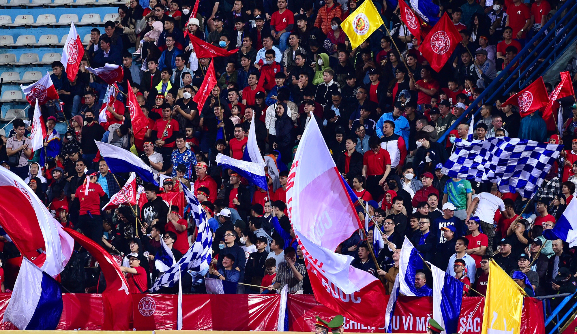 Người hâm mộ Công an Hà Nội có mặt rất đông để "tiếp lửa" đội bóng tân binh của V-League 2023. Người hâm mộ Công an Hà Nội có mặt rất đông để "tiếp lửa" đội bóng tân binh của V-League 2023.