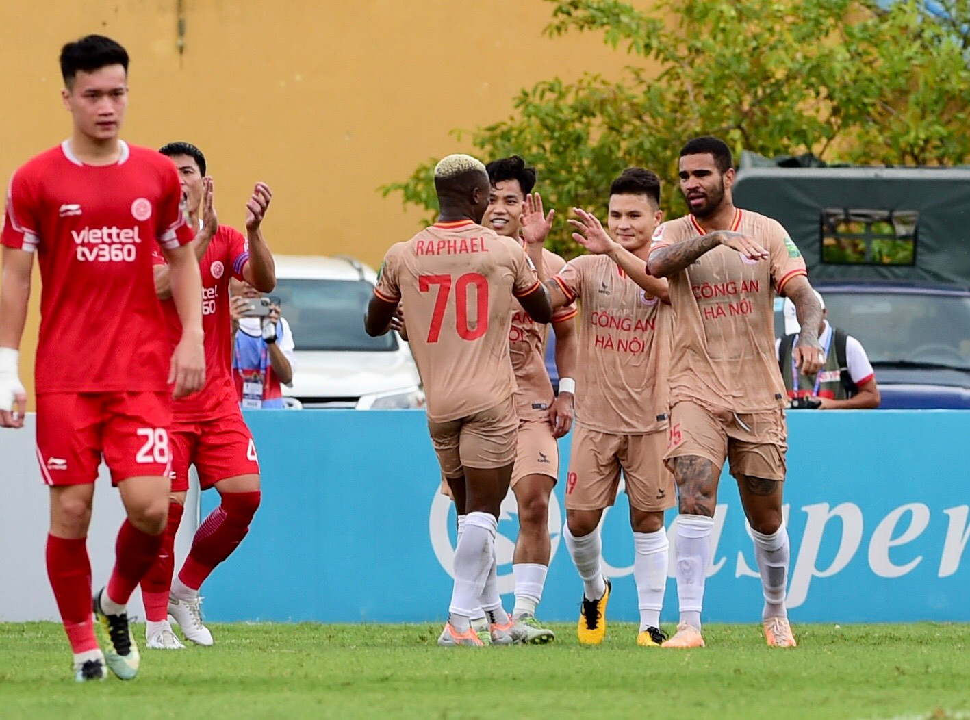 Phút 31, vẫn là Raphael Success thoát xuống vượt qua hai hậu vệ Viettel trước khi dứt điểm căng như kẻ chỉ nâng tỷ số lên 2-0 cho Công An Hà Nội.