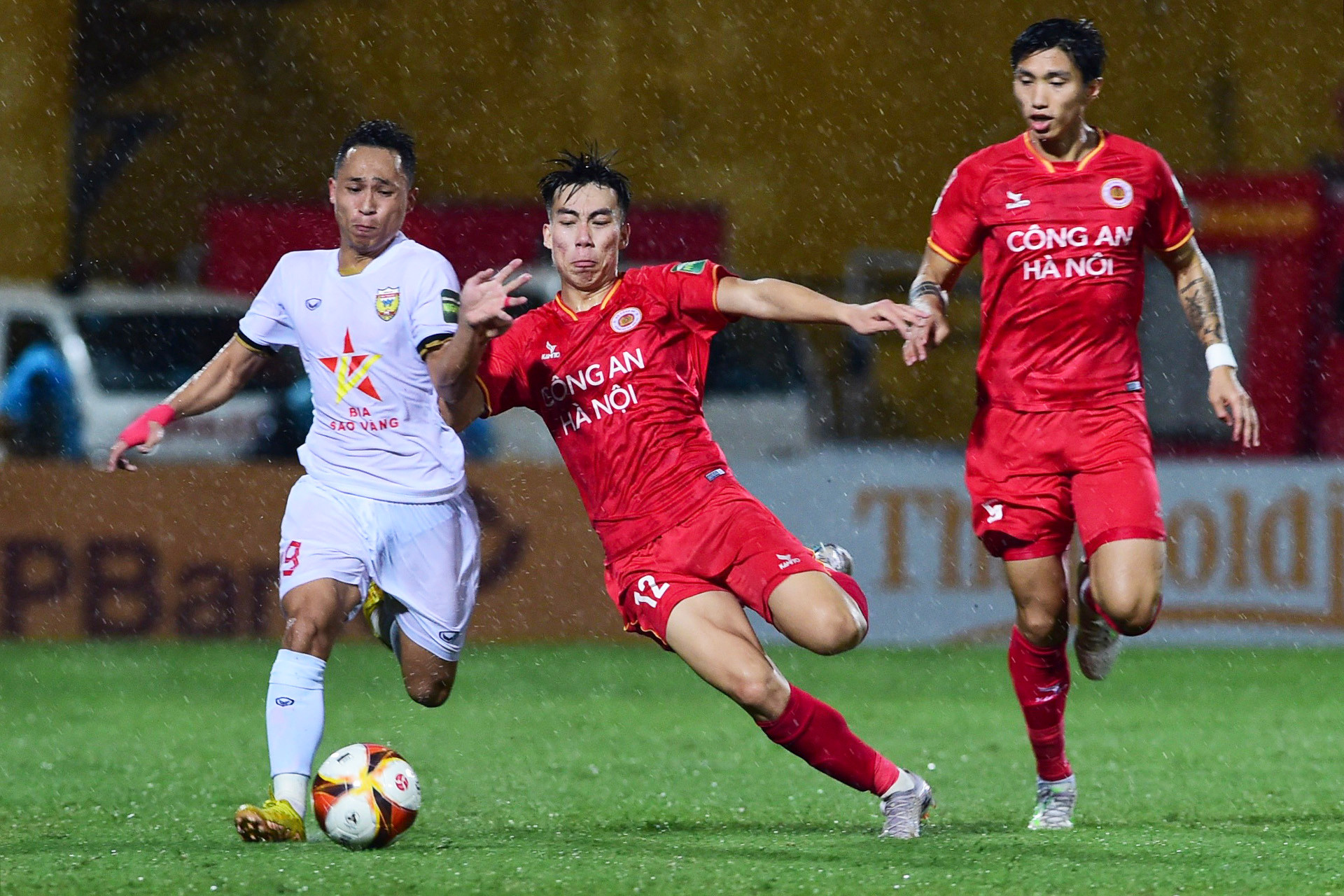 Chỉ 3 phút sau, nhận đường tạt từ Văn Thanh, tân binh Success xuất sắc nâng tỷ số lên 3-0 cho đội chủ nhà.