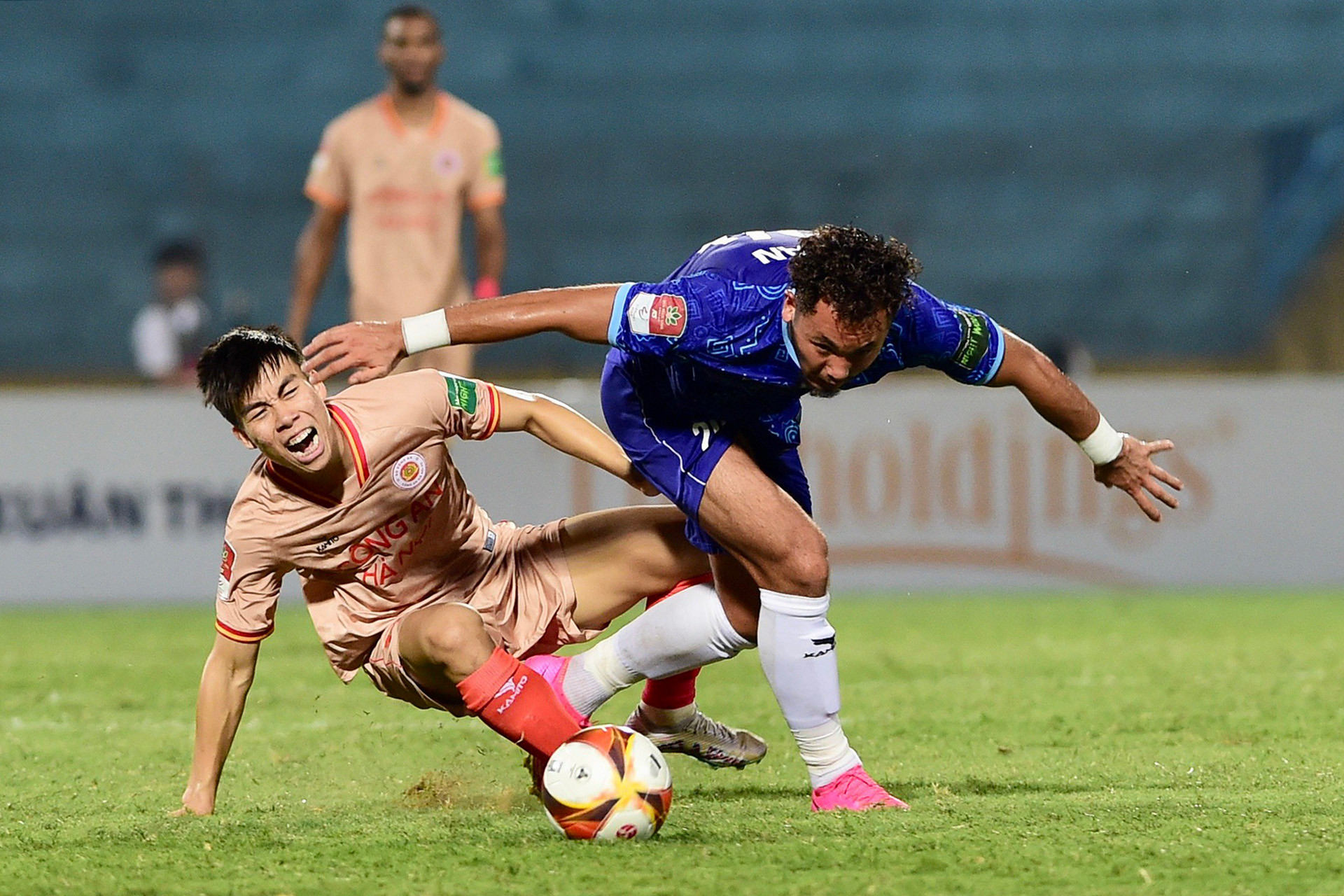 Gắt gao trong từng đường bóng.