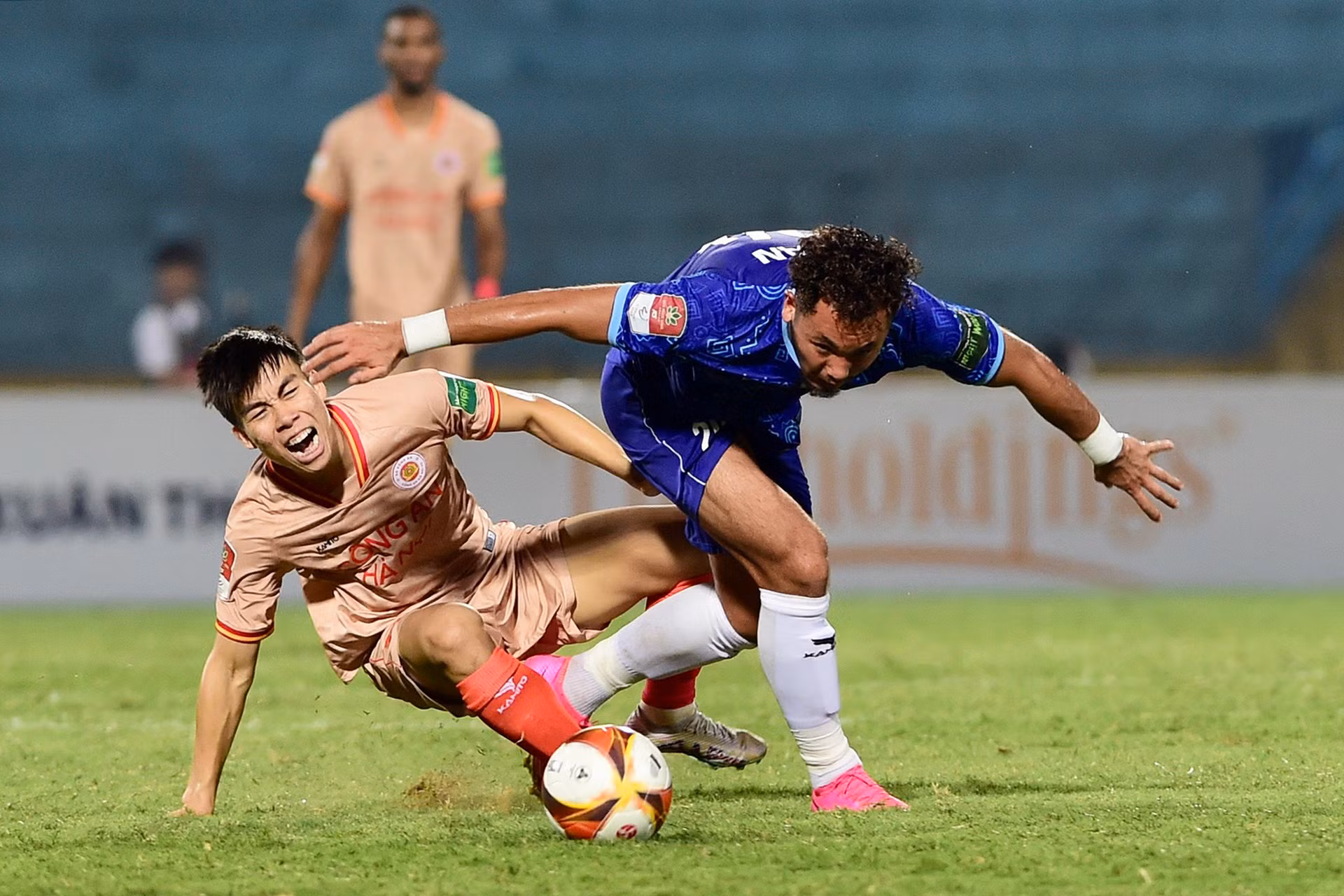 Gắt gao trong từng đường bóng. Gắt gao trong từng đường bóng.