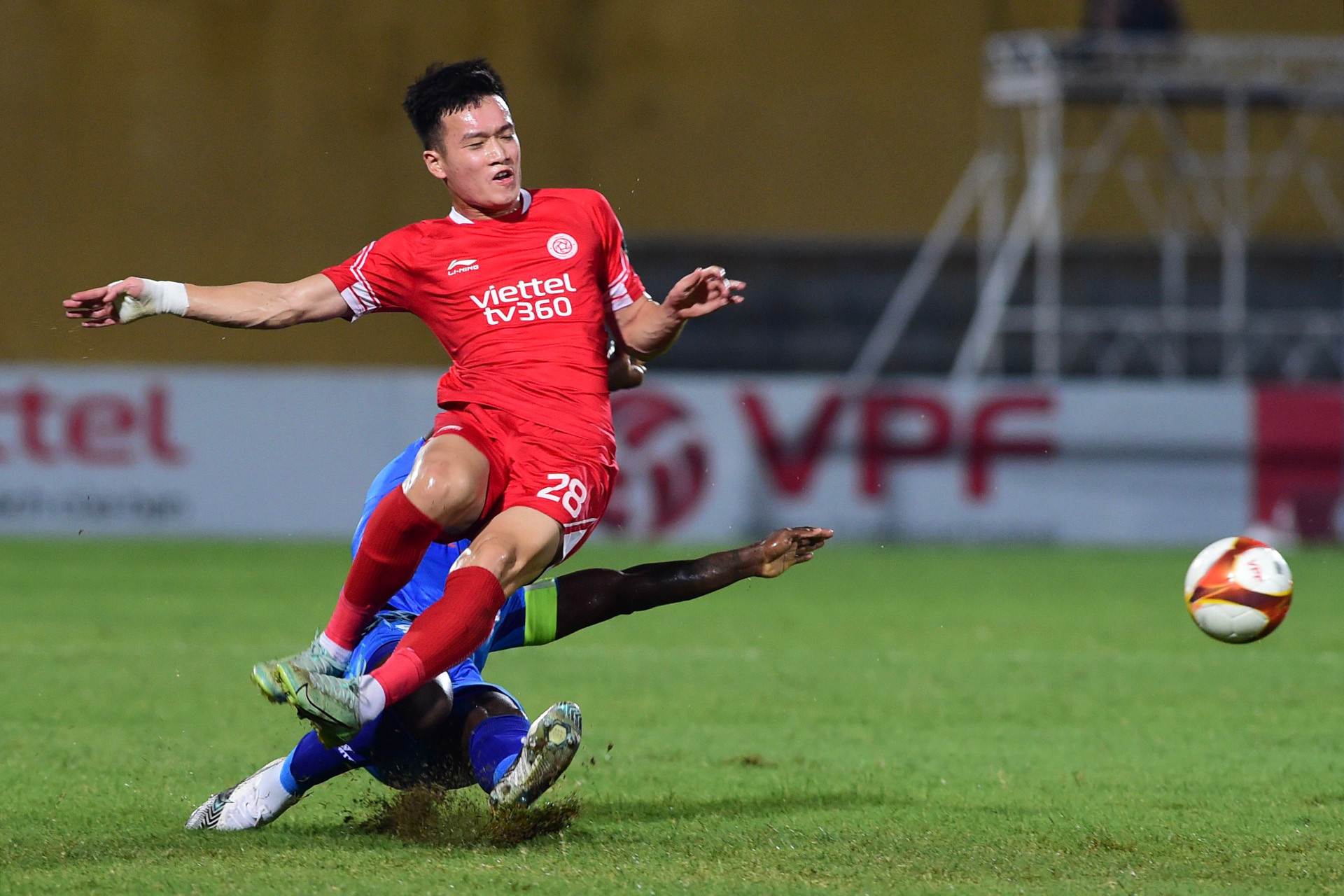 Hoàng Đức bị một cầu thủ Bình Dương xoạc bóng.