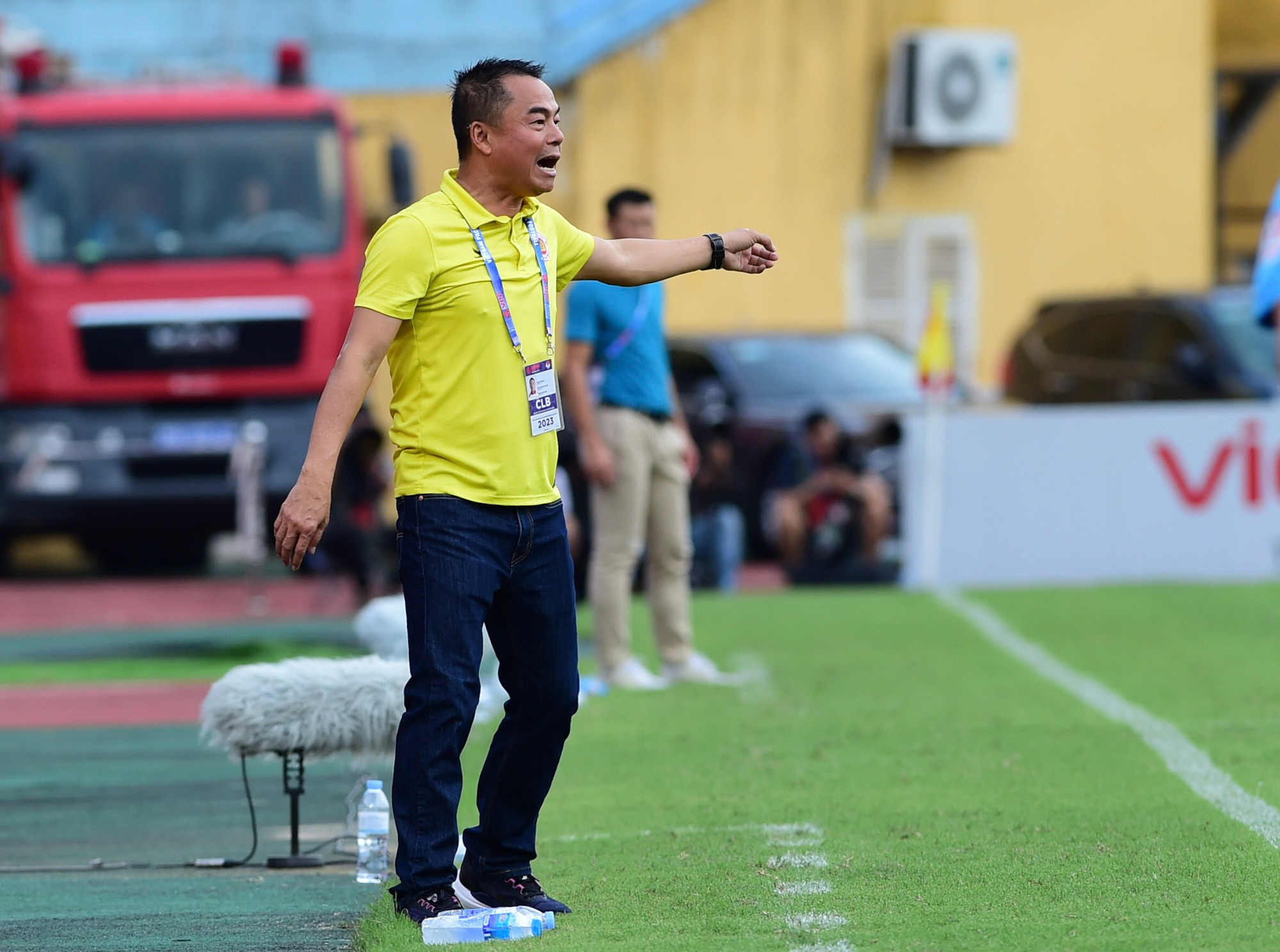 Ban huấn luyện liên tục nhắc nhở các cầu thủ từ ngoài đường biên.