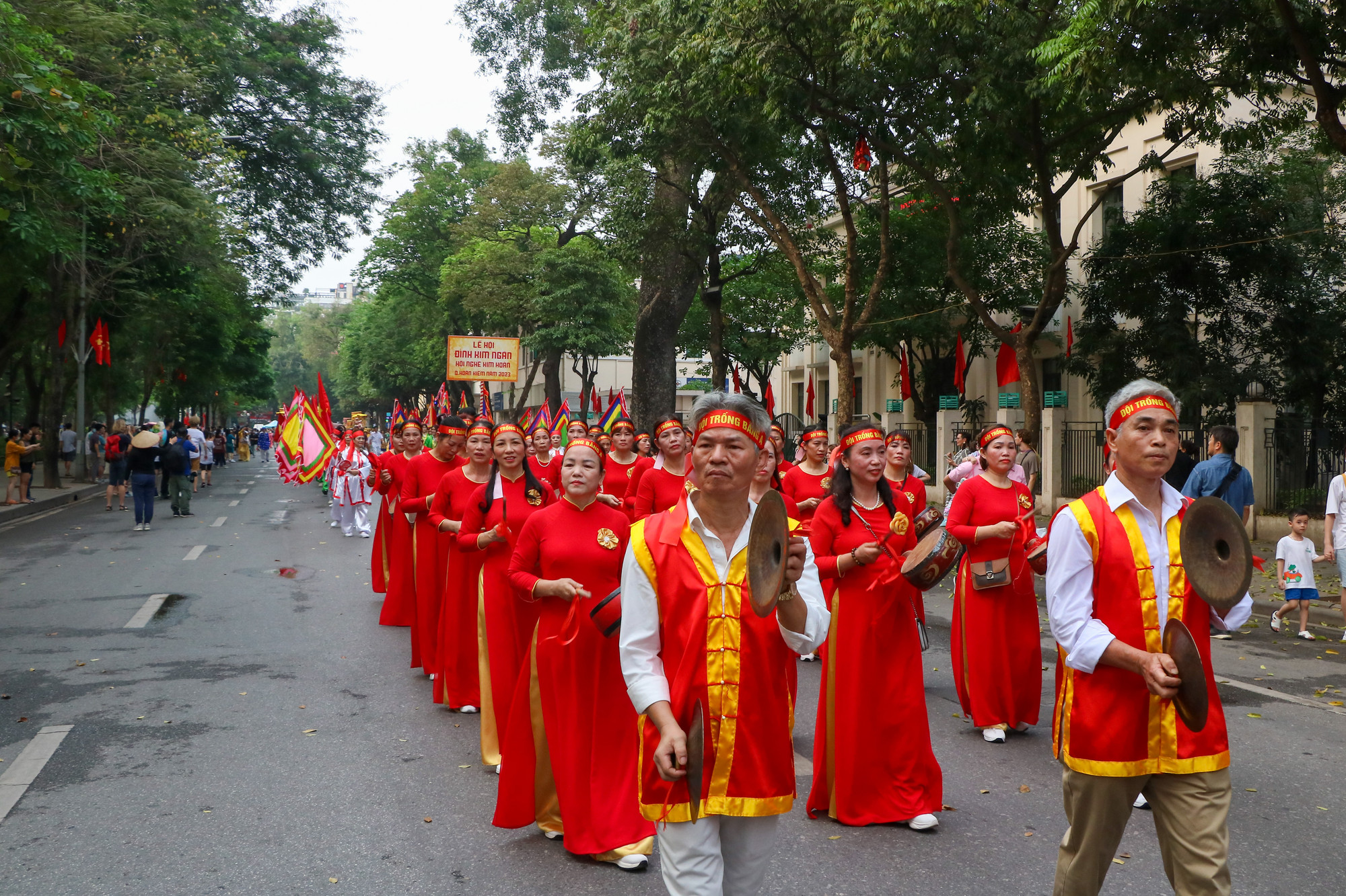 Với quy mô lớn, lễ rước năm nay có sự góp mặt của người dân trong mọi lứa tuổi, ai cũng muốn hòa mình vào không khí lễ hội. Với quy mô lớn, lễ rước năm nay có sự góp mặt của người dân trong mọi lứa tuổi, ai cũng muốn hòa mình vào không khí lễ hội.