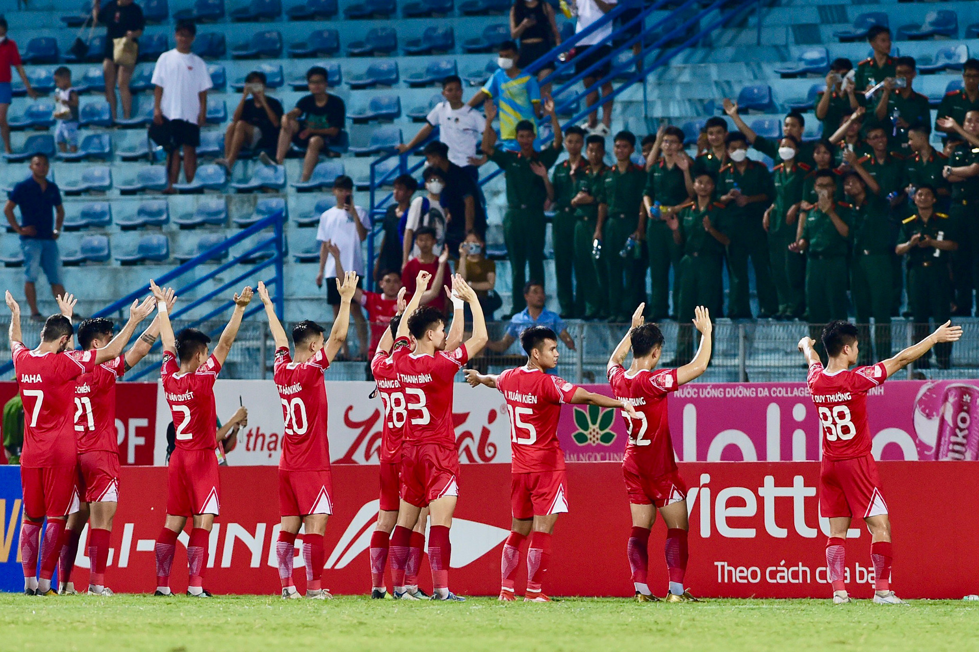 Các cầu thủ Viettel tri ân cổ động viên đến với sân Hàng Đẫy.