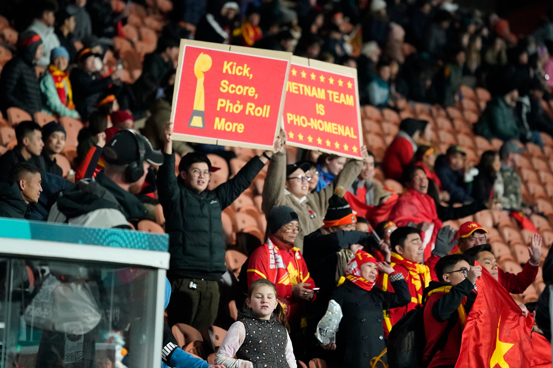 Cổ động viên Việt Nam hài lòng dù đội tuyển nữ không thể gây bất ngờ trước đối thủ mạnh.