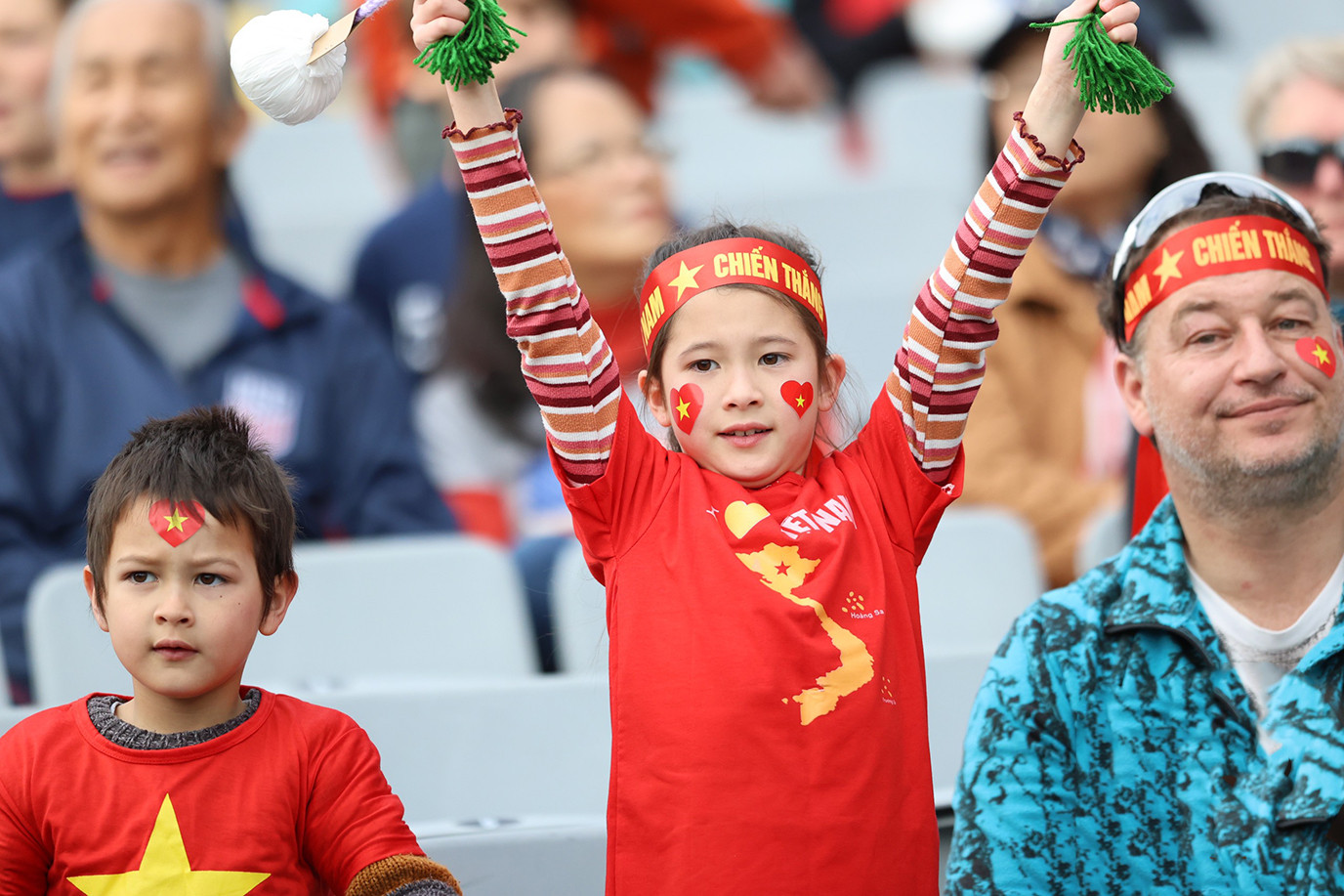 Cổ động viên nhí cùng bạn bè quốc tế "tiếp lửa" đội tuyển nữ Việt Nam. (Ảnh: Đức Đồng) Cổ động viên nhí cùng bạn bè quốc tế "tiếp lửa" đội tuyển nữ Việt Nam. (Ảnh: Đức Đồng)