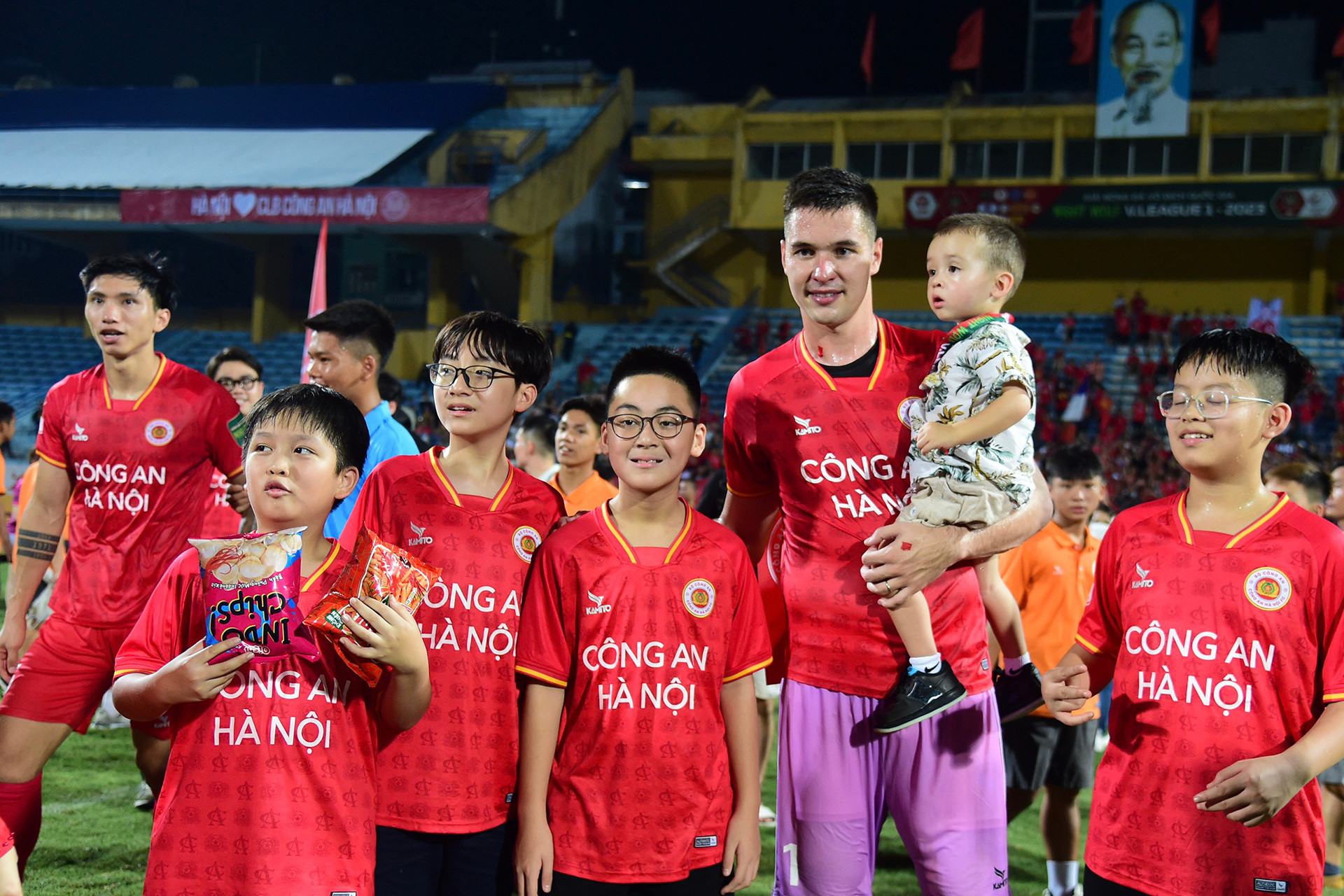 Các cổ động viên nhí chụp ảnh cùng thủ thành Filip Nguyễn.