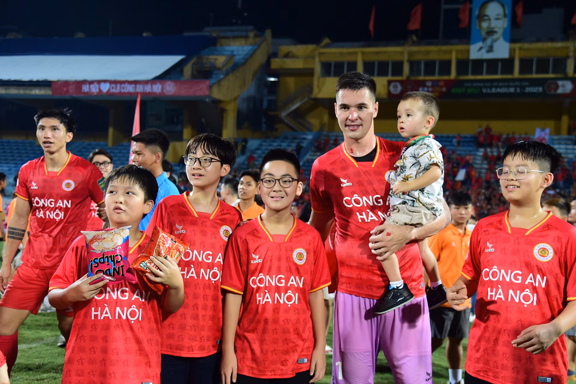 Các cổ động viên nhí chụp ảnh cùng thủ thành Filip Nguyễn.