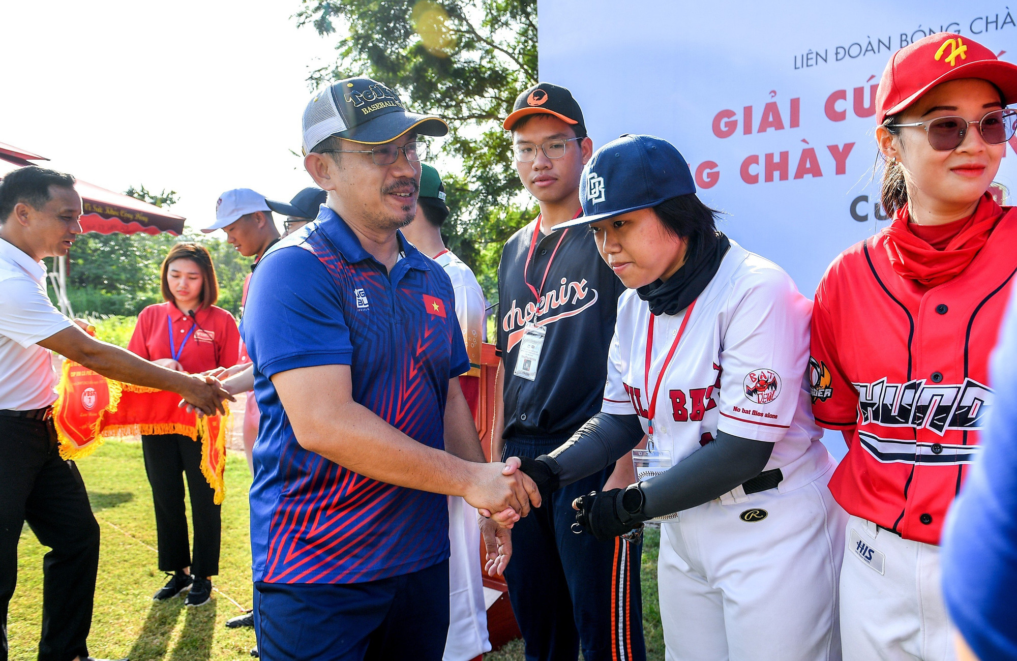 Ban tổ chức trao tặng cờ lưu niệm dành cho các đội.