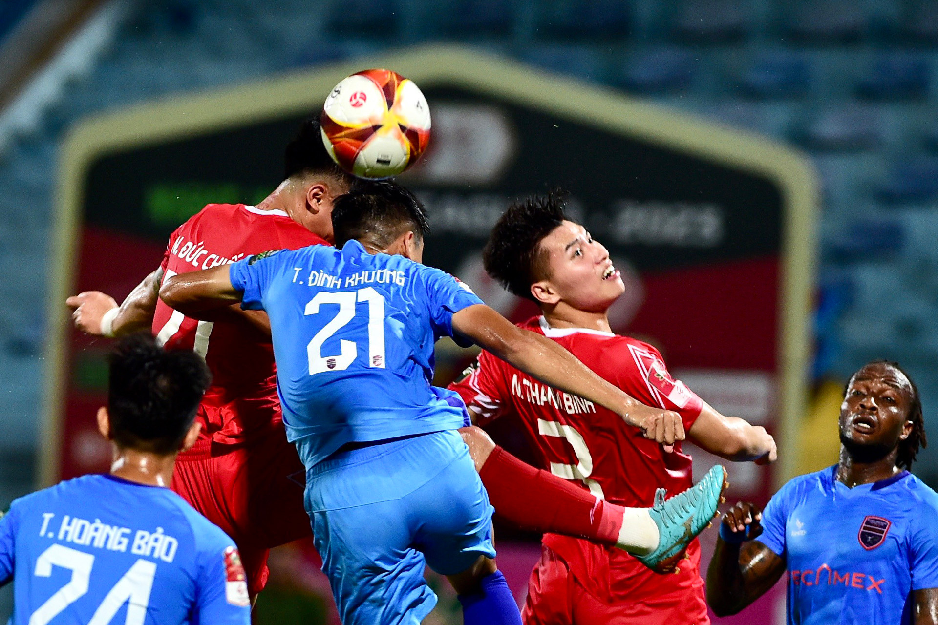 Tranh chấp trên không.