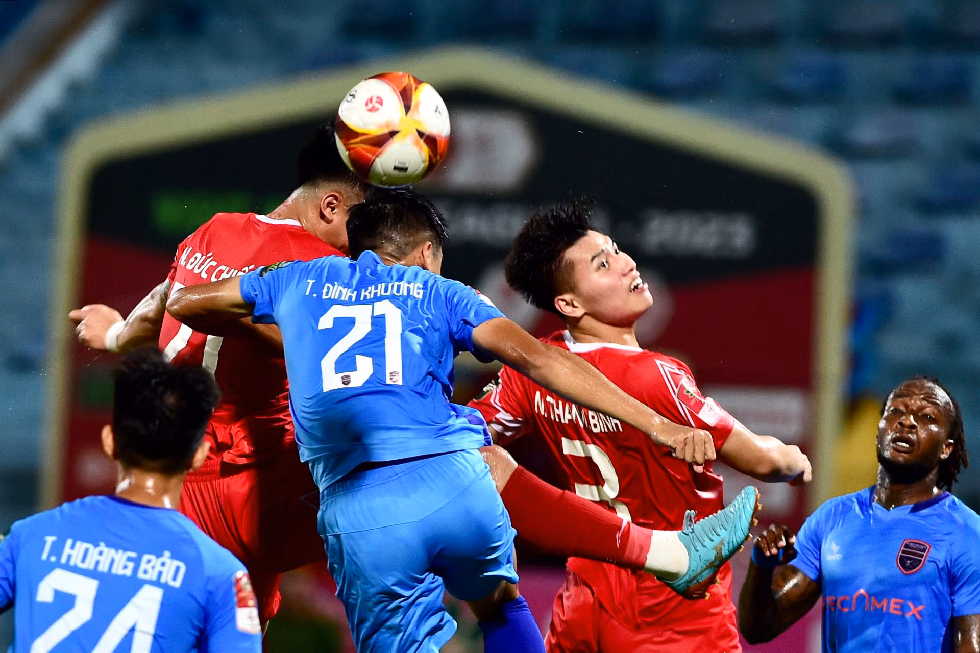 Tranh chấp trên không.