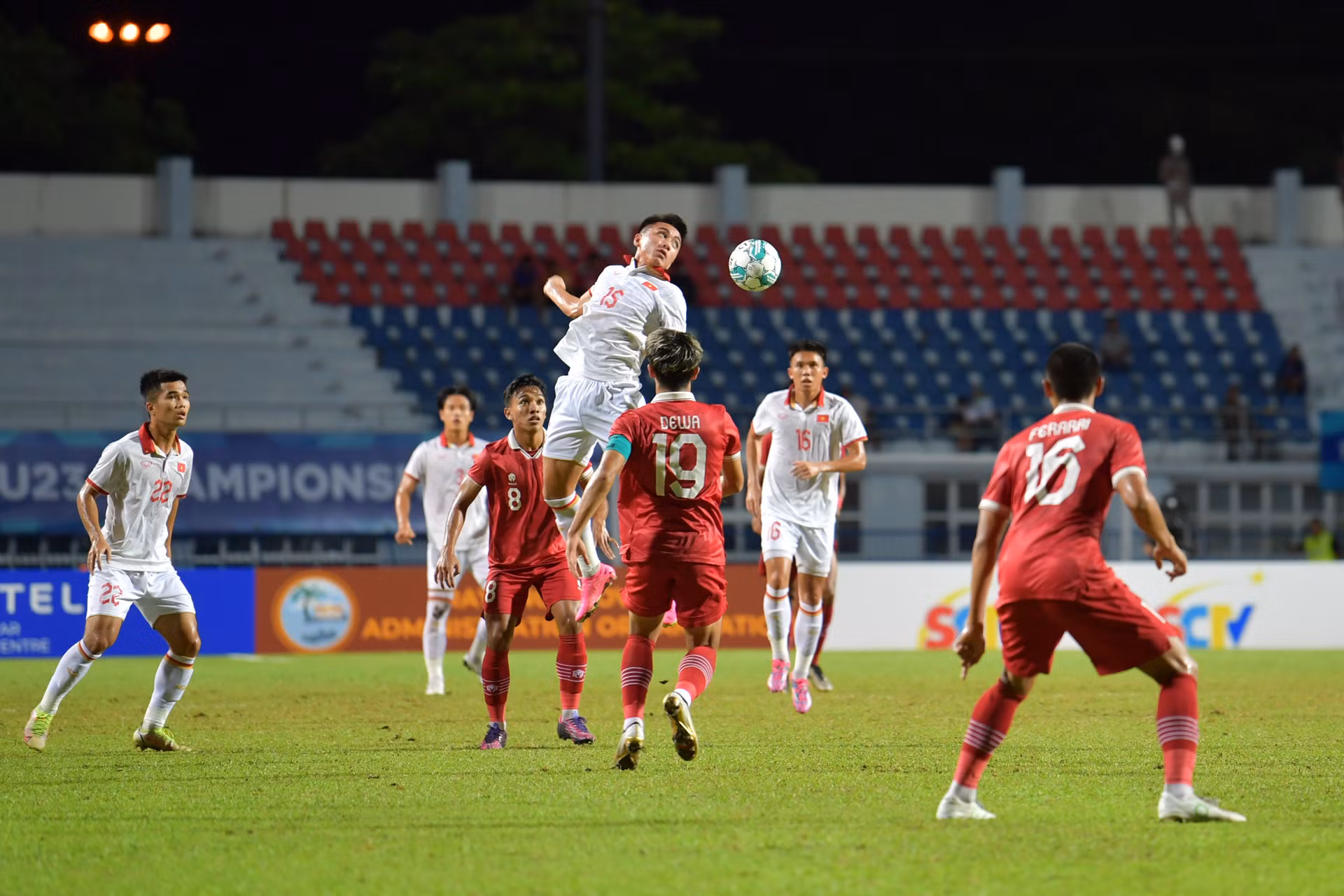 Minh Quang tranh chấp bóng bổng.