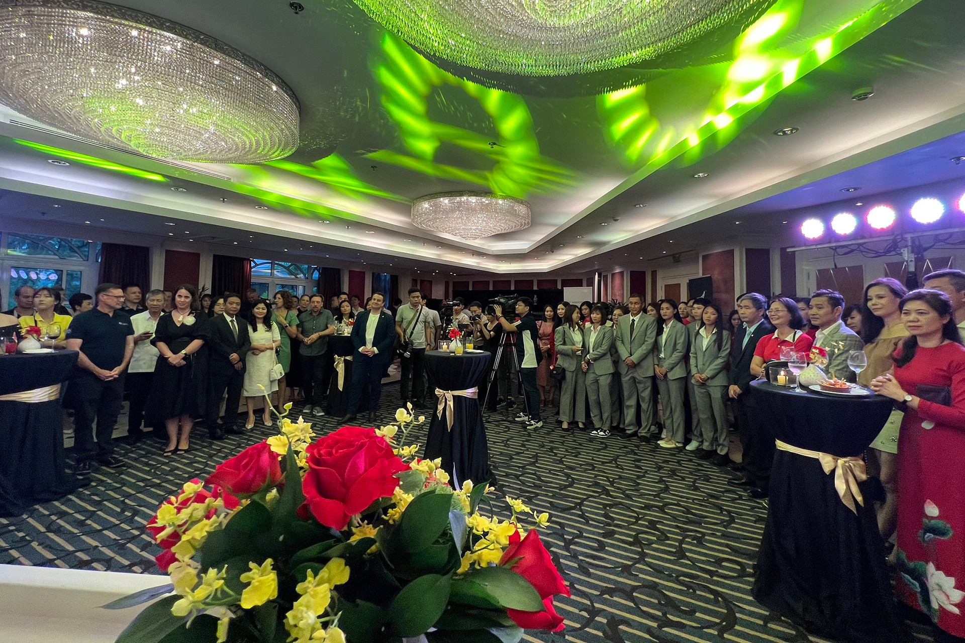 Quang cảnh buổi tiệc. Quang cảnh buổi tiệc.