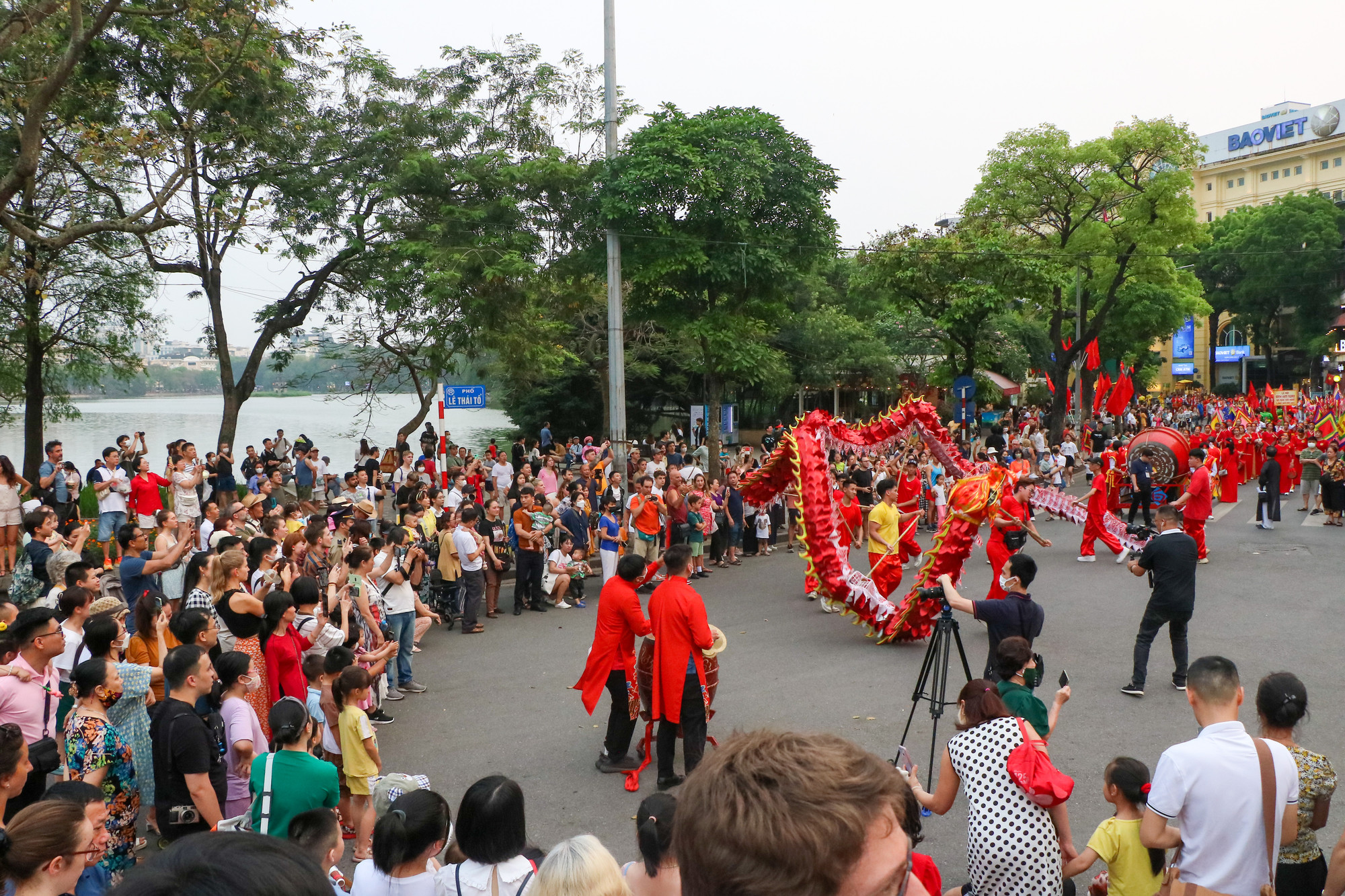 Lễ rước thu hút rất đông người dân quan tâm và hòa mình cùng với không khí lễ hội. Lễ rước thu hút rất đông người dân quan tâm và hòa mình cùng với không khí lễ hội.