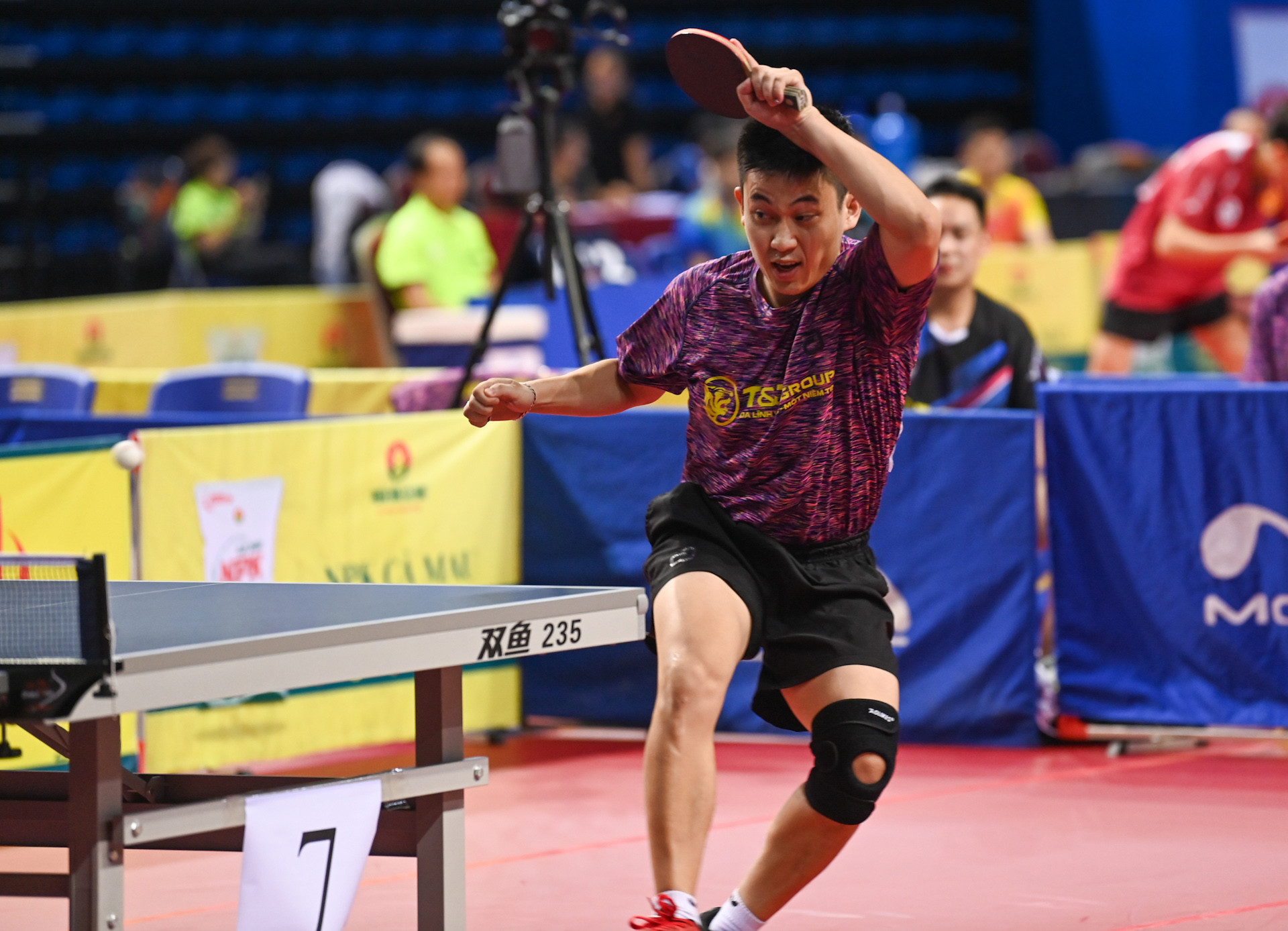 Lê Đình Đức cũng là một cái tên quen thuộc trong đội hình 1 của Hà Nội T&T những năm qua. Anh sở hữu lối đánh bình tĩnh nhưng biết bung sức vào đúng thời điểm. Lê Đình Đức cũng là một cái tên quen thuộc trong đội hình 1 của Hà Nội T&T những năm qua. Anh sở hữu lối đánh bình tĩnh nhưng biết bung sức vào đúng thời điểm.