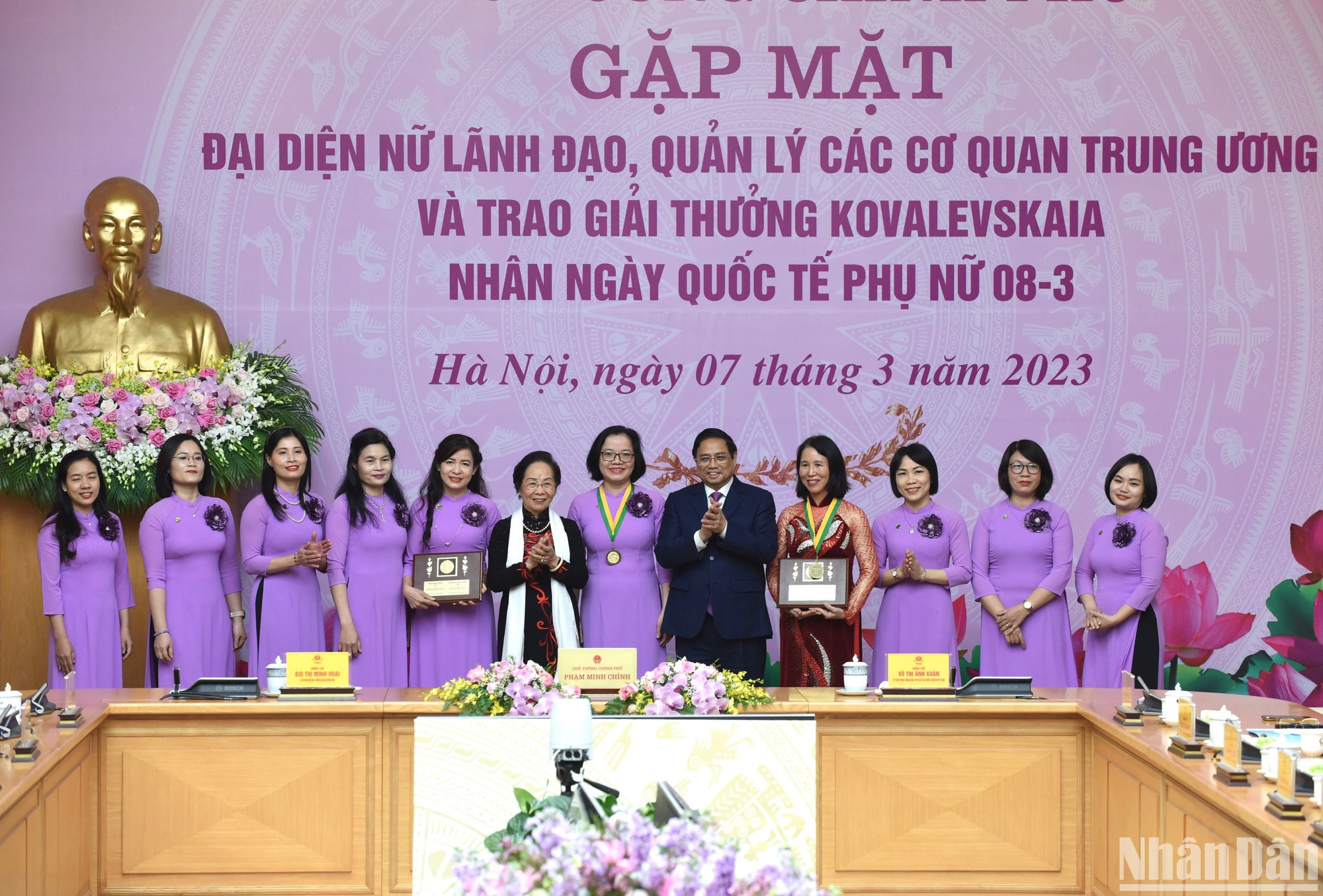 Thủ tướng Phạm Minh Chính và nguyên Phó Chủ tịch nước Nguyễn Thị Doan - Chủ tịch Ủy ban Giải thưởng Kovalevskaia trao Giải thưởng Kovalevskaia cho tập thể tập thể nữ (gồm 10 nhà khoa học) Bộ môn Hóa dược, Khoa Công nghệ Hóa dược, Trường Đại học Dược Hà Nội.