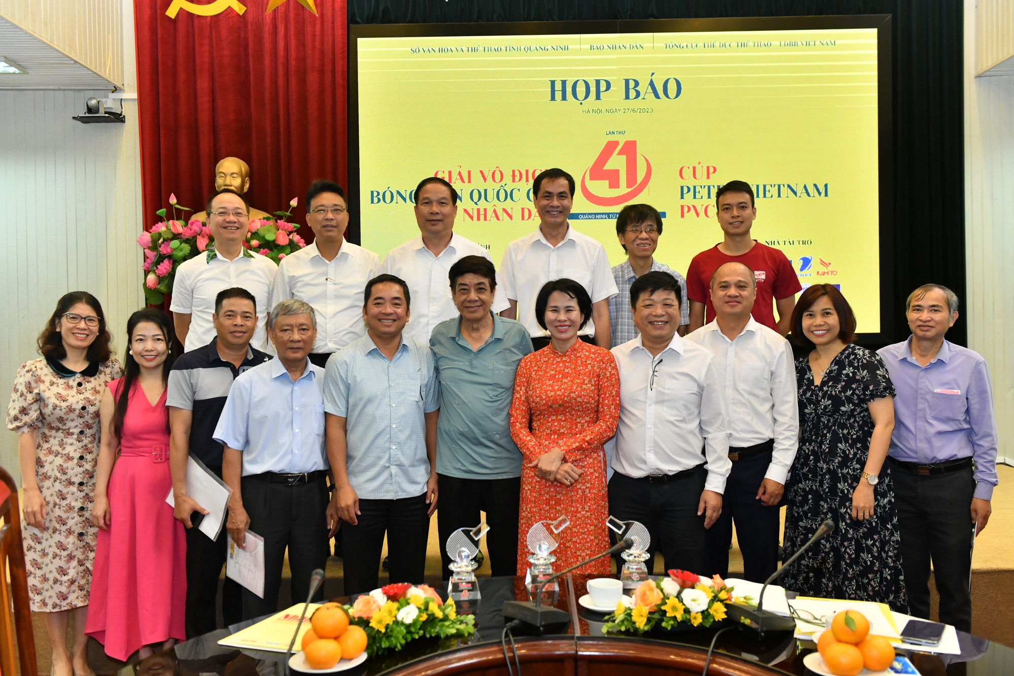 Các đại biểu cùng Ban tổ chức chụp hình lưu niệm.