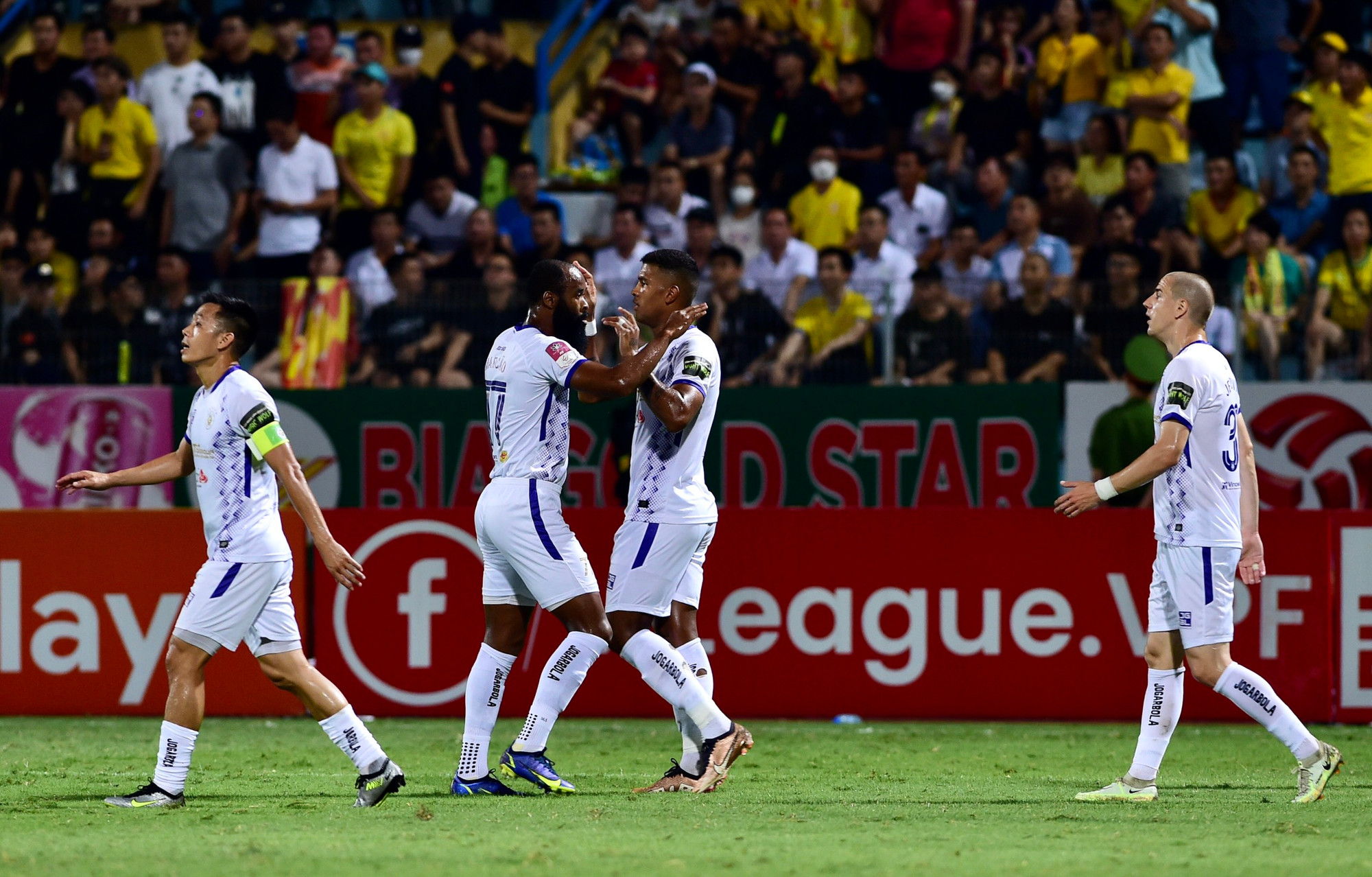 Bất ngờ xảy ra ở phút 16, cú sút xa của Tuấn Hải đã mở tỷ số cho Hà Nội từ đường nối bóng bằng đầu của Văn Quyết, bắt đầu từ pha tạt cánh của đồng đội.