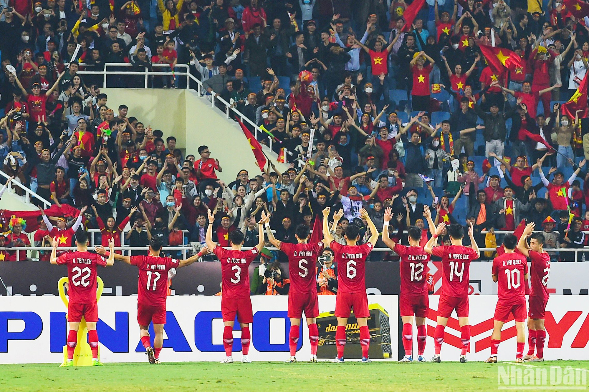 Các thành viên đội tuyển Việt Nam cảm ơn người hâm mộ đến với sân Mỹ Đình trận chung kết lượt đi hôm 13/1. (Ảnh: TRẦN HẢI)