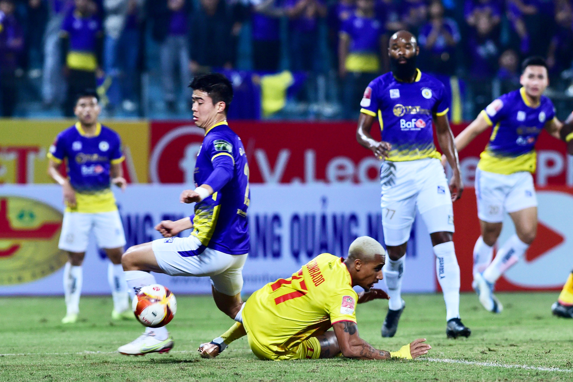 Hai đội cùng nhập cuộc với thế trận tấn công.