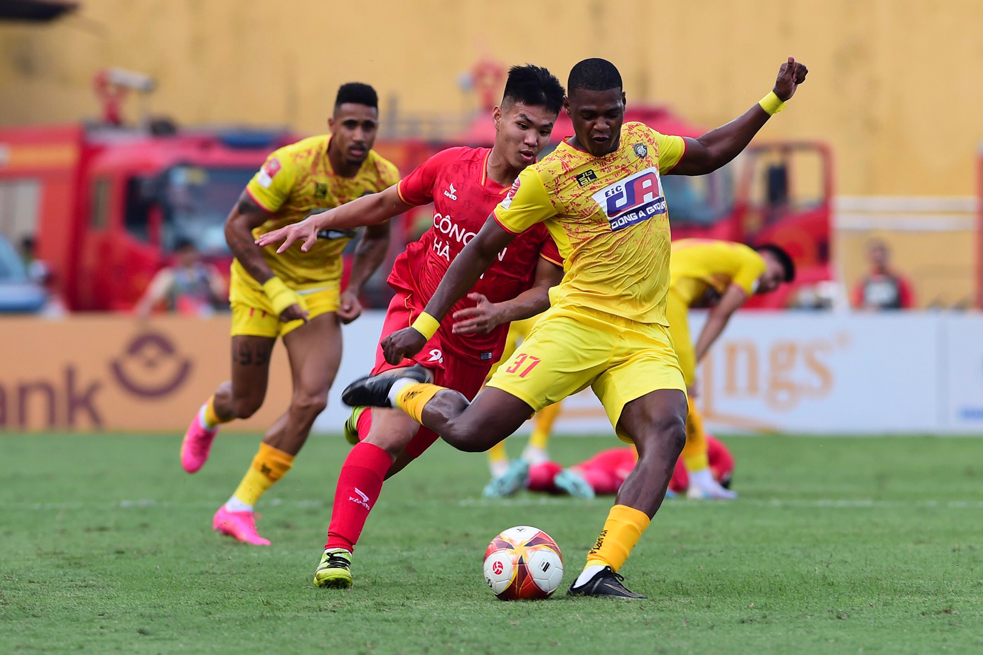 Hai đội nhập cuộc thận trọng.