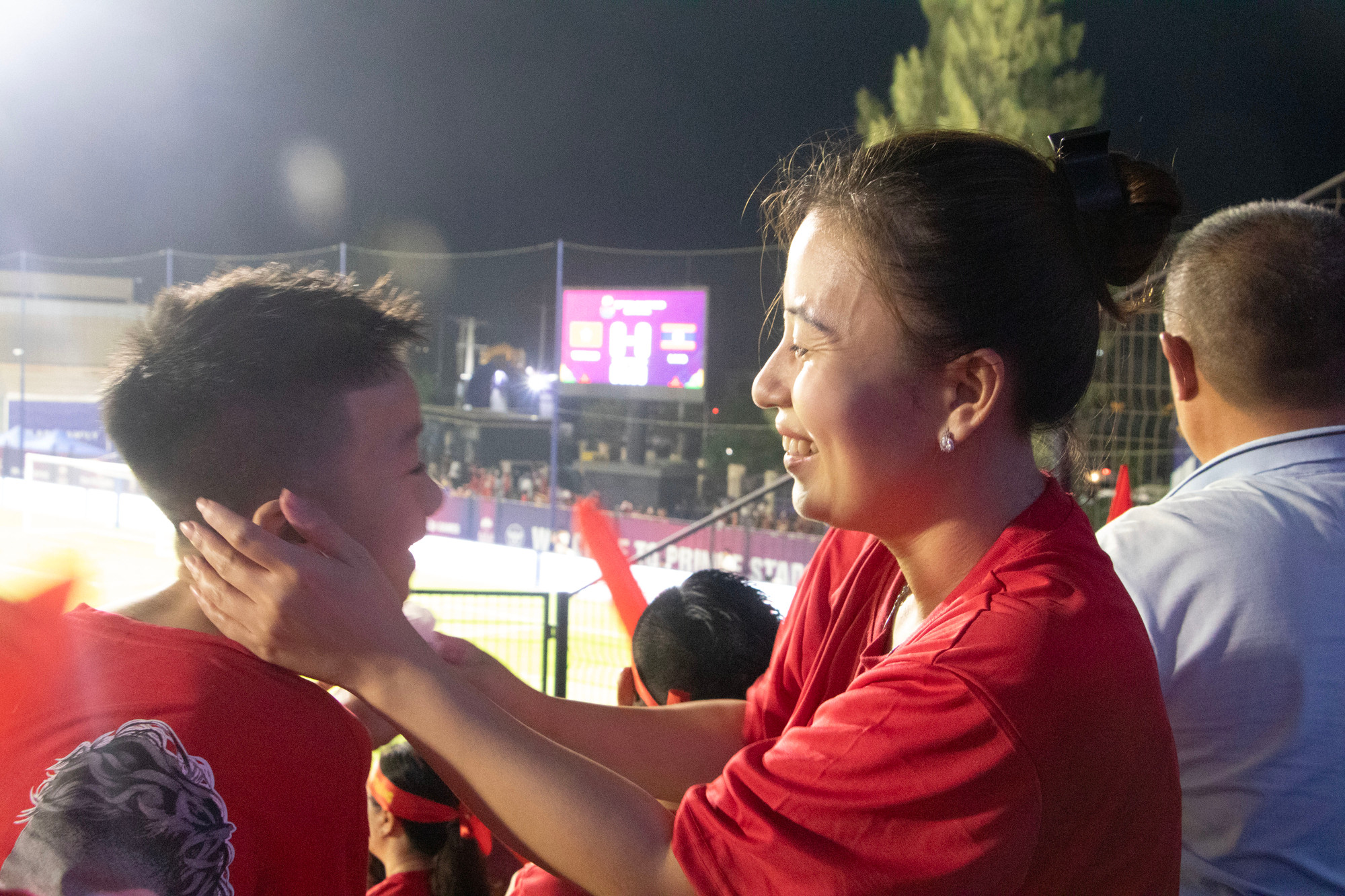 Niềm vui của 2 mẹ con khi Việt Nam nới rộng tỷ số.