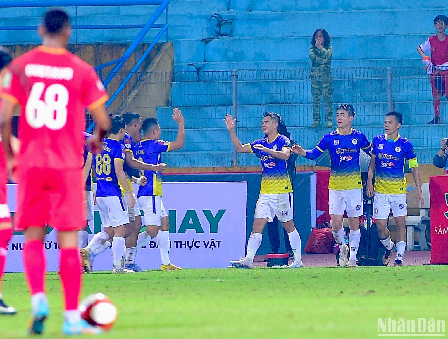 Các cầu thủ Hà Nội ăn mừng khi Văn Quyết mở tỷ số ở phút 71. Các cầu thủ Hà Nội ăn mừng khi Văn Quyết mở tỷ số ở phút 71.