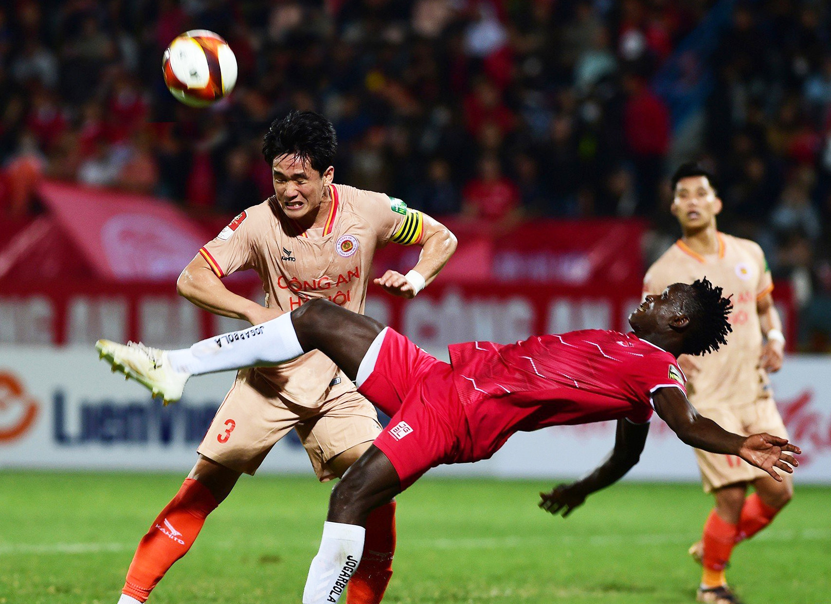 Pha móc bóng của ngoại binh Hải Phòng.