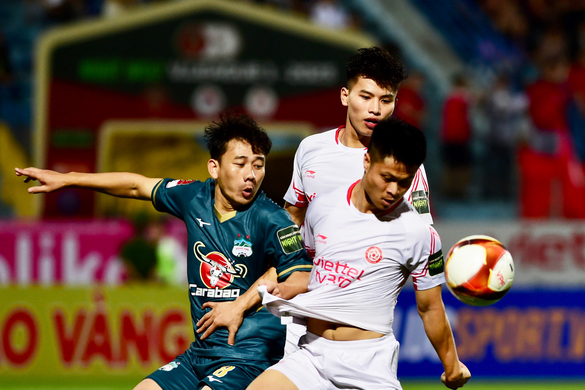 Viettel tìm được bàn gỡ hòa khi Minh Vương để bóng chạm tay trong vòng cấm.Trung vệ đội trưởng Bùi Tiến Dũng không bỏ lỡ cơ hội gỡ hòa 1-1 cho Viettel.