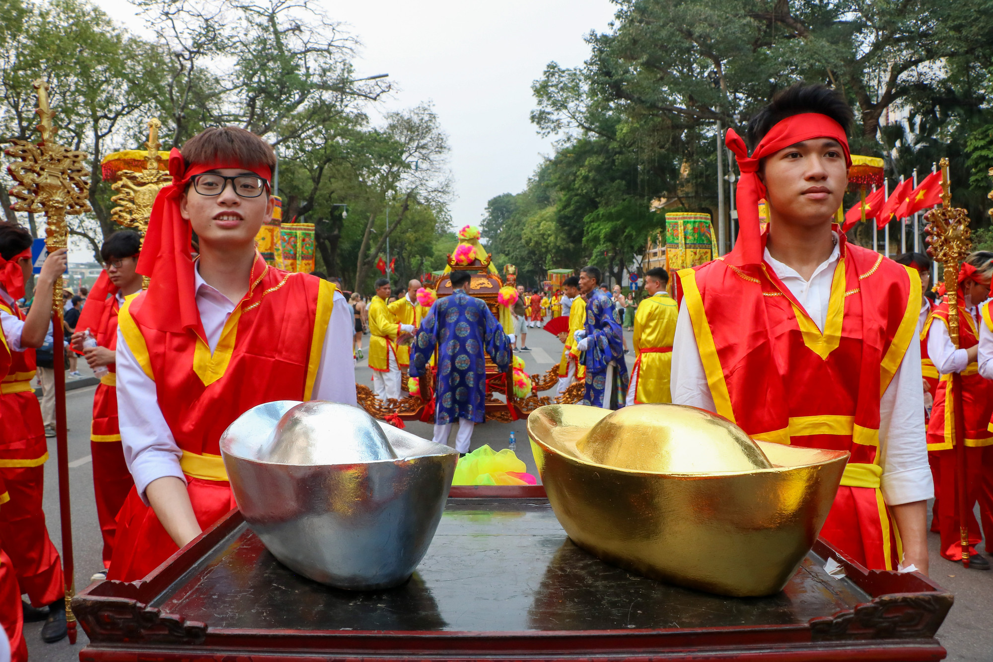 Lễ rước trình diễn và giới thiệu đậu bạc Định Công, chạm bạc Đồng Xâm, đúc đồng Đại Bái, dát vàng bạc Kiêu Kỵ, … Lễ rước trình diễn và giới thiệu đậu bạc Định Công, chạm bạc Đồng Xâm, đúc đồng Đại Bái, dát vàng bạc Kiêu Kỵ, …