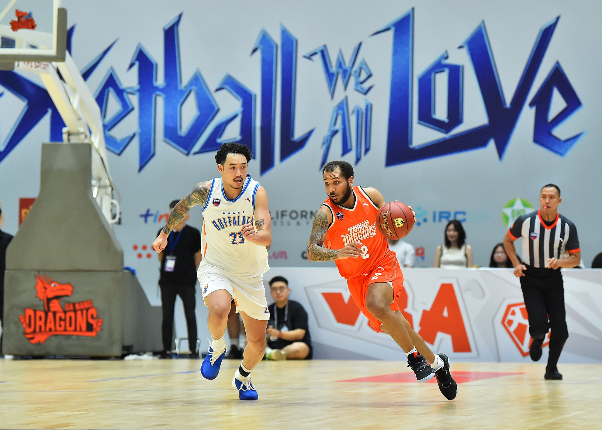 Dù được đánh giá thấp hơn nhưng các cầu thủ Danang Dragons bất ngờ sử dụng lối chơi đôi công đầy mạo hiểm với đội bóng Thủ đô.