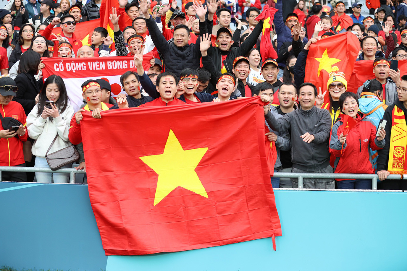Sắc đỏ lấp kín khán đài sân vận động Eden Park trong ngày ra quân của đội tuyển nữ Việt Nam gặp Mỹ hôm 22/7. (Ảnh: Đức Đồng) Sắc đỏ lấp kín khán đài sân vận động Eden Park trong ngày ra quân của đội tuyển nữ Việt Nam gặp Mỹ hôm 22/7. (Ảnh: Đức Đồng)