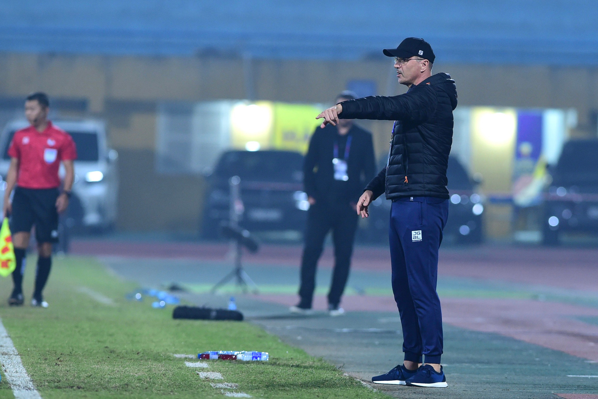 HLV Bozidar Bandovic của Hà Nội FC chỉ đạo các học trò.