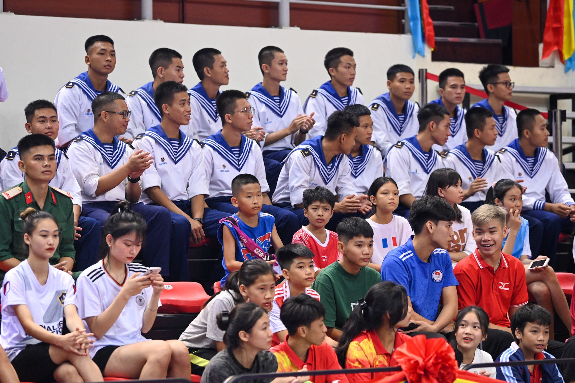 Các khán giả đến theo dõi tại Nhà thi đấu đa năng tỉnh Quảng Ninh.