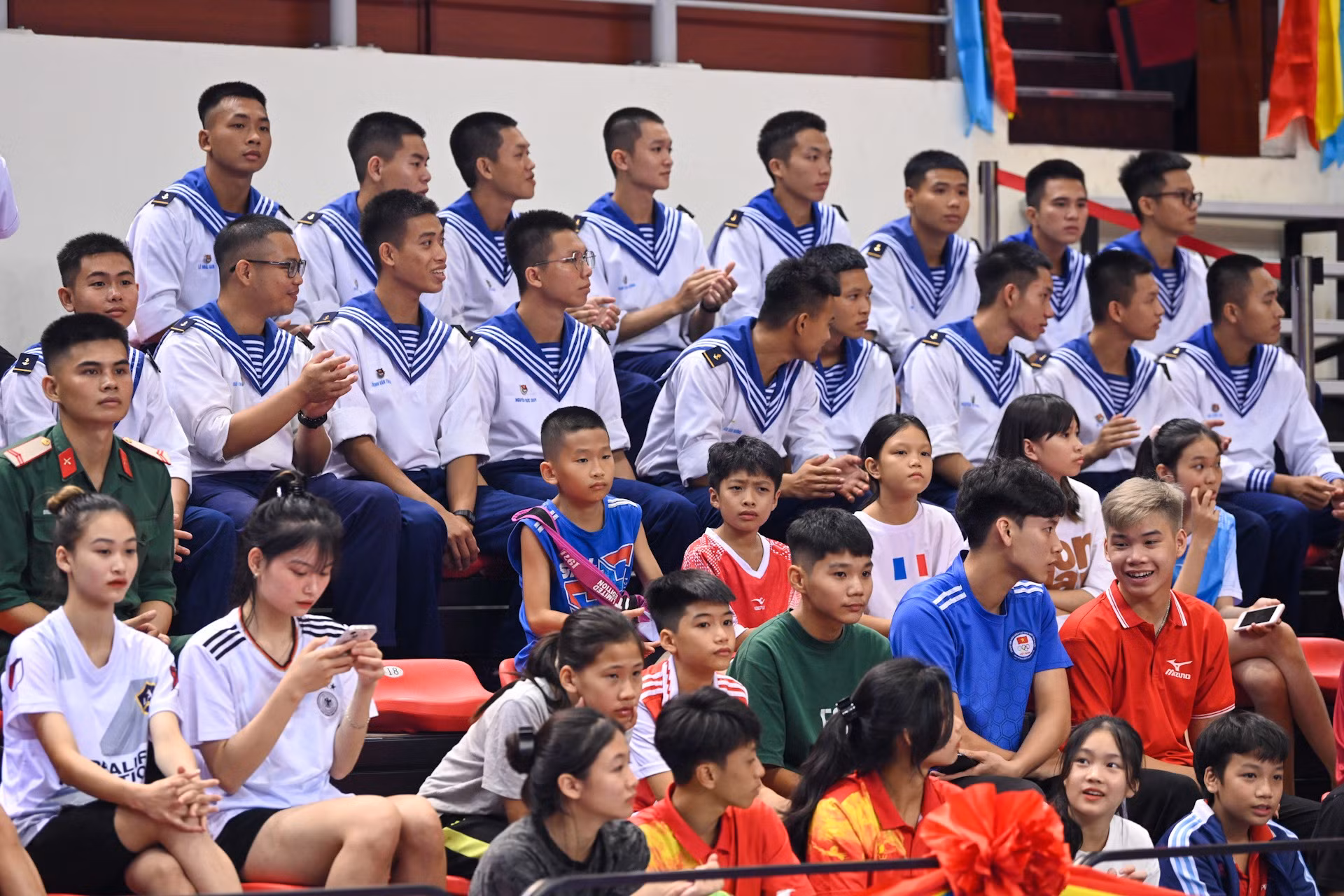 Các khán giả đến theo dõi tại Nhà thi đấu đa năng tỉnh Quảng Ninh.