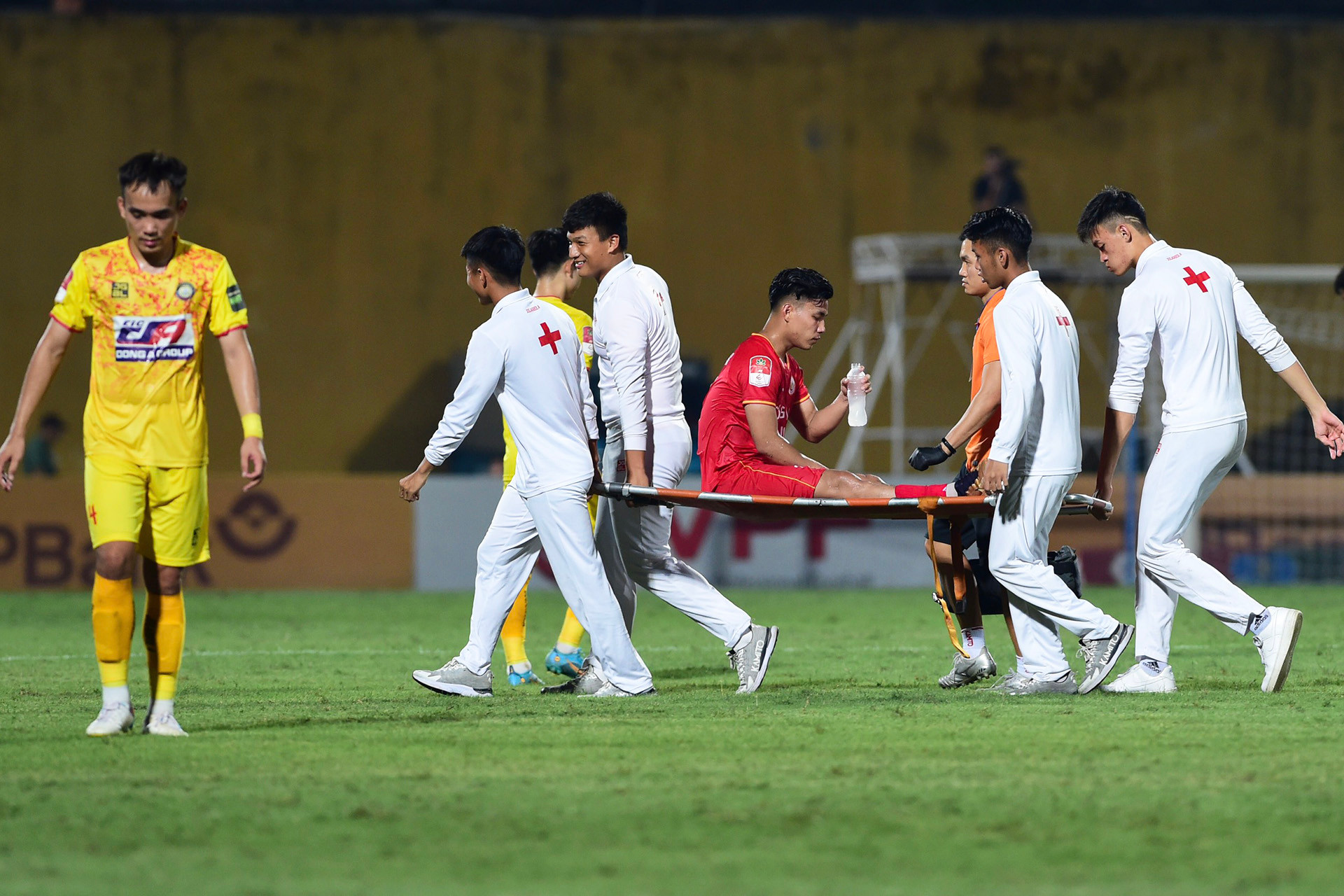 Văn Thanh phải rời sân bằng cáng.