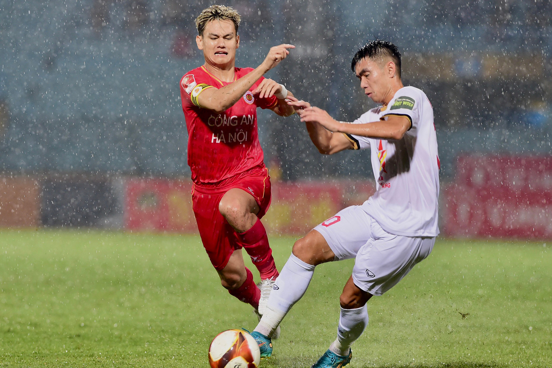 Cơn mưa nặng hạt khiến các cầu thủ gặp khó khăn trong luân chuyển bóng.