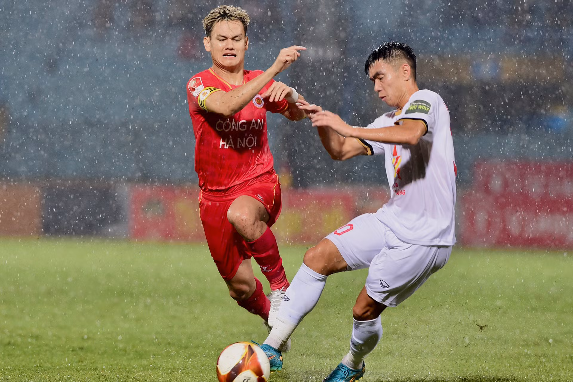 Cơn mưa nặng hạt khiến các cầu thủ gặp khó khăn trong luân chuyển bóng.