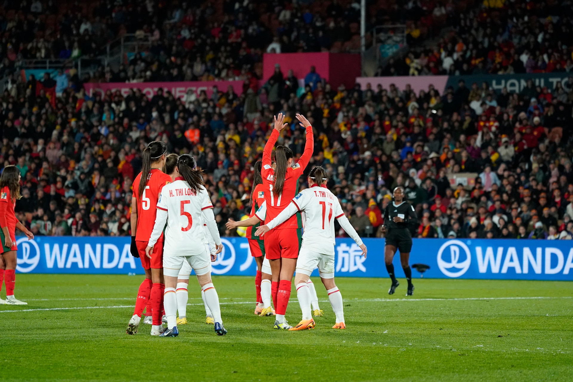 Các tình huống bóng bổng đặc biệt nguy hiểm với chiều cao của các cầu thủ Tây Ban Nha.