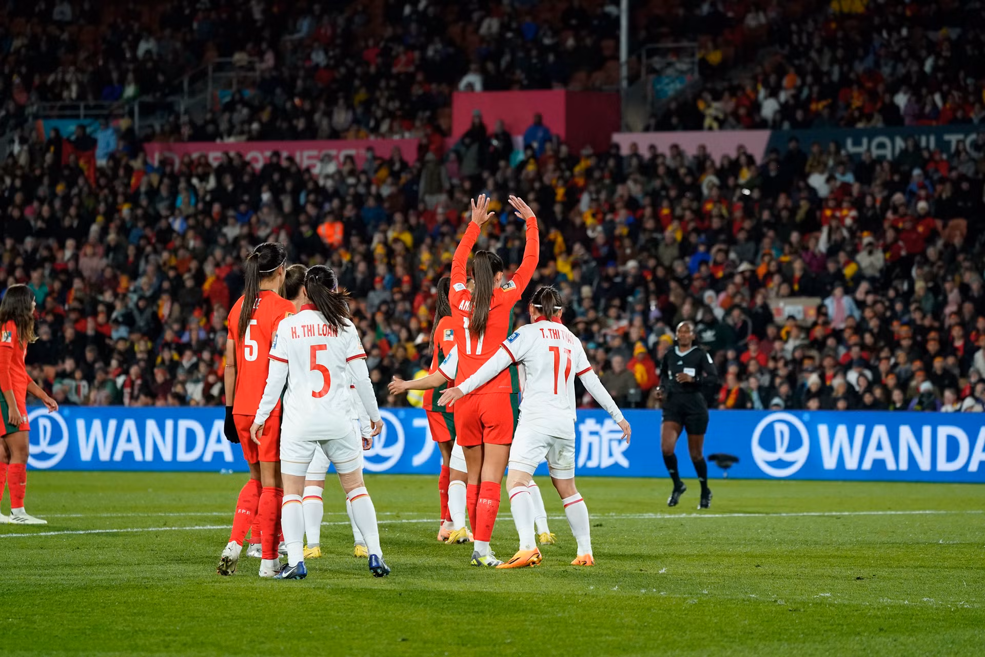 Các tình huống bóng bổng đặc biệt nguy hiểm với chiều cao của các cầu thủ Tây Ban Nha.