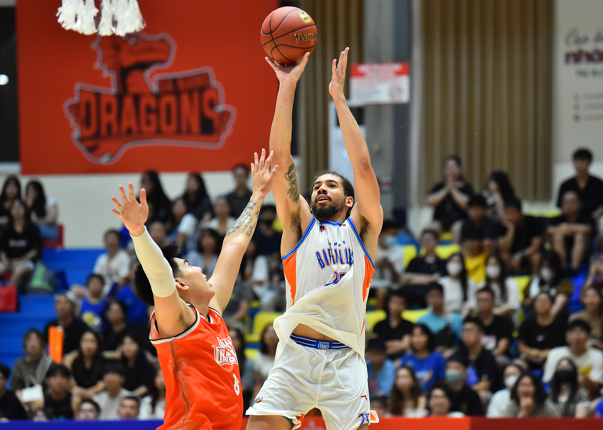 Các cầu thủ Hanoi Buffaloes (áo trắng) giành chiến thắng tương đối dễ dàng trước đội bóng được xếp vị trí chủ nhà, Danang Dragons, trong trận đấu ngày hôm nay.